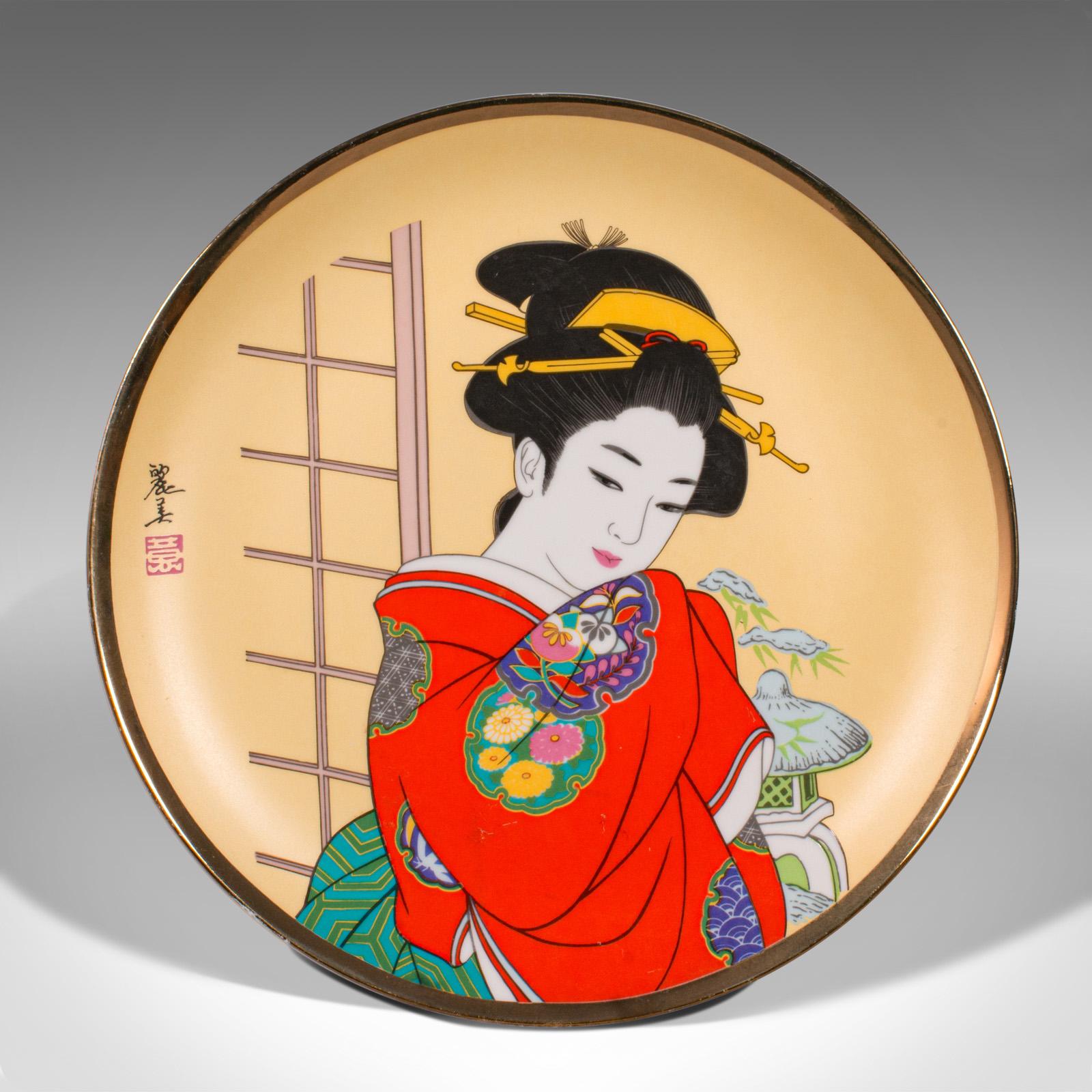 This is a vintage ukiyo-e display plate. A Japanese, ceramic decorative dish with Geisha figure, dating to the late 20th century, circa 1980.

Striking decorative plate with superb character and colour
Displaying a desirable aged patina and in good