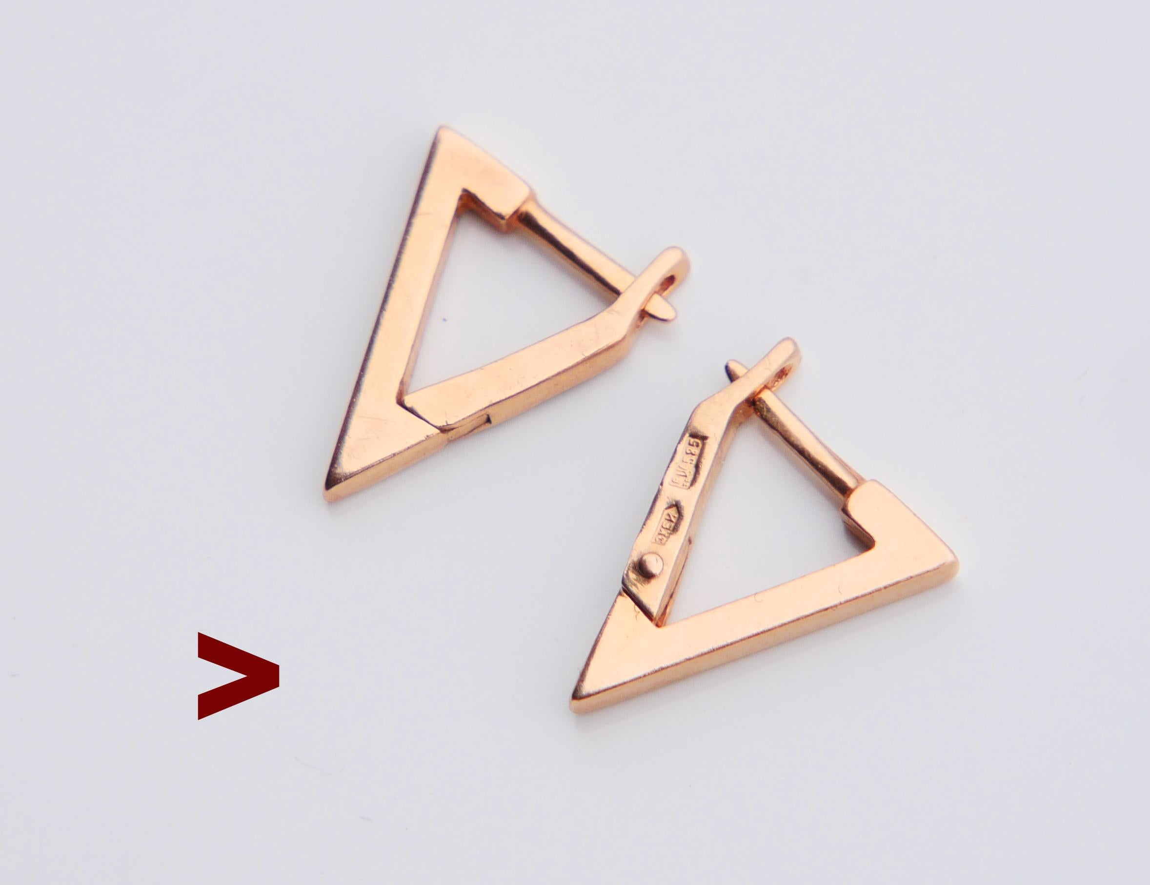 Ein Paar ukrainische Vintage-Ohrringe mit Klapphaken.

Alle Teile aus massivem 14K Gelbgold.

Jeder Ohrring ist mit einem Satz ukrainischer Standardpunzen versehen:

ZHEJ (hergestellt in Charkow im Jahr 2003), 585, Ukrainischer Dreizack, RIC