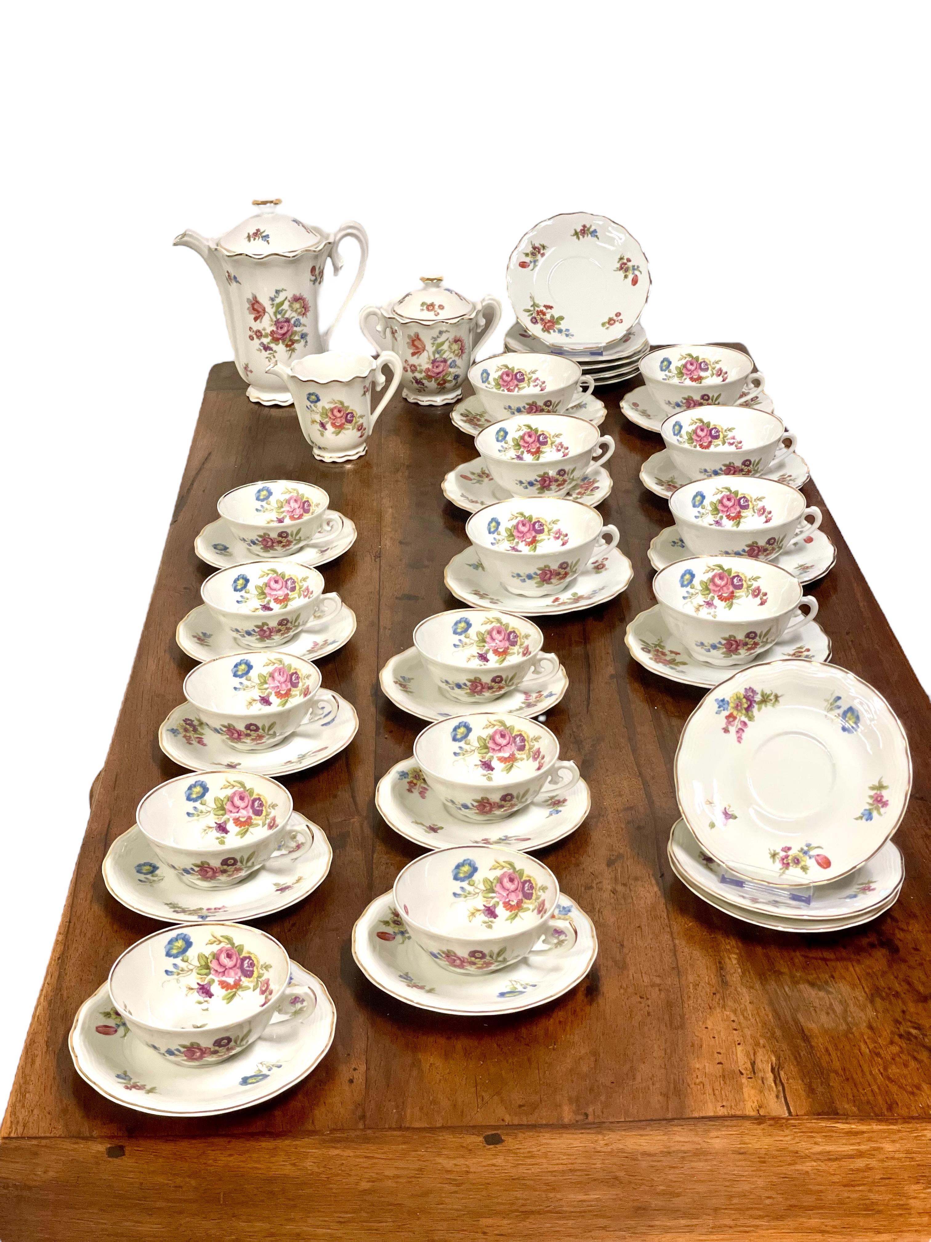 Este precioso juego de té y café de 41 piezas forma parte de la colección ULIM, un diseño clásico y muy solicitado de Limoges, conocida por su fina porcelana francesa. Adornado con un delicado motivo floral y acentuado con un ribete dorado, este