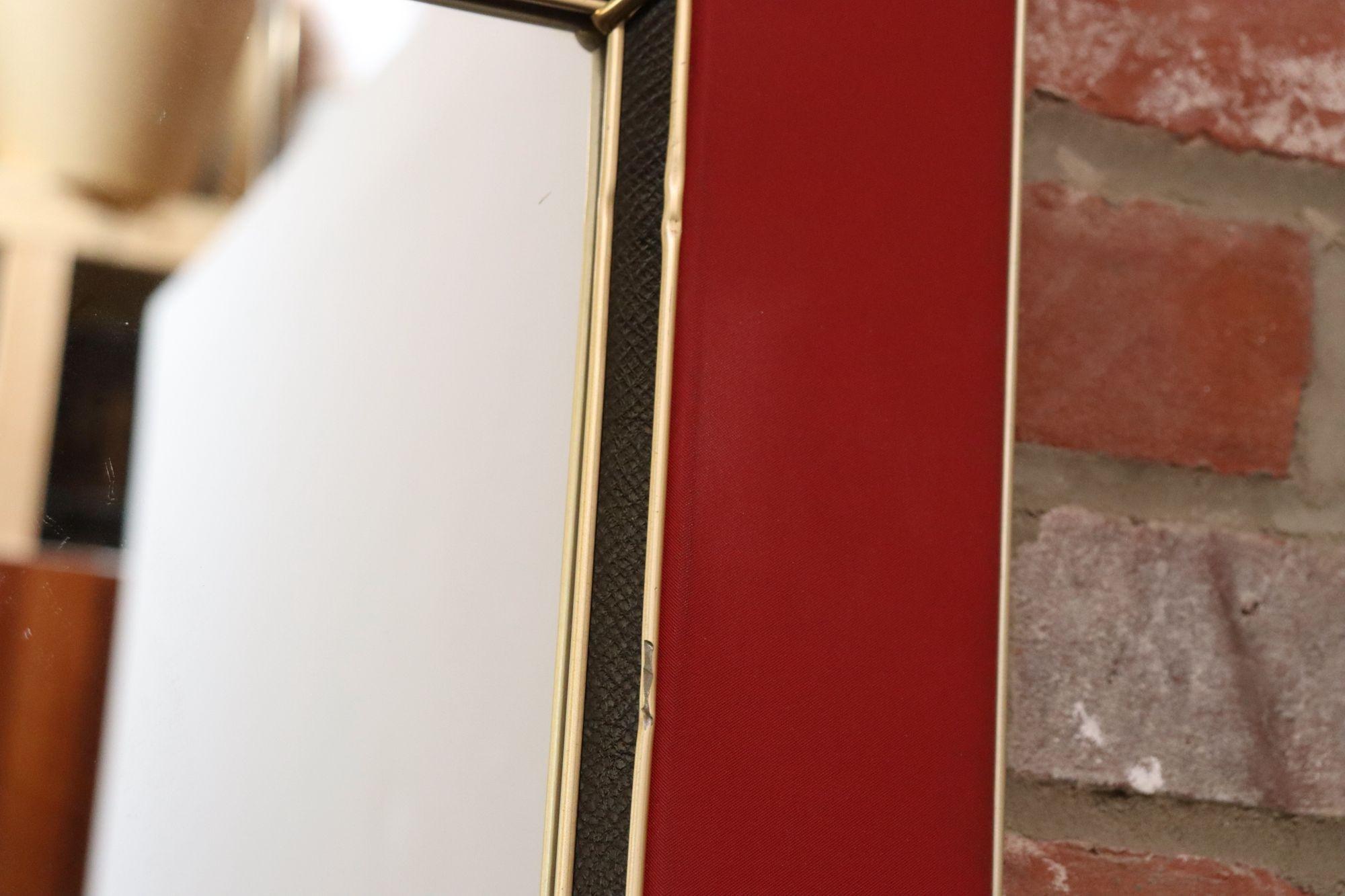 Specchio da parete imbottito d'epoca di Umberto Mascagni con bordo in pelle e ottone in vendita 3