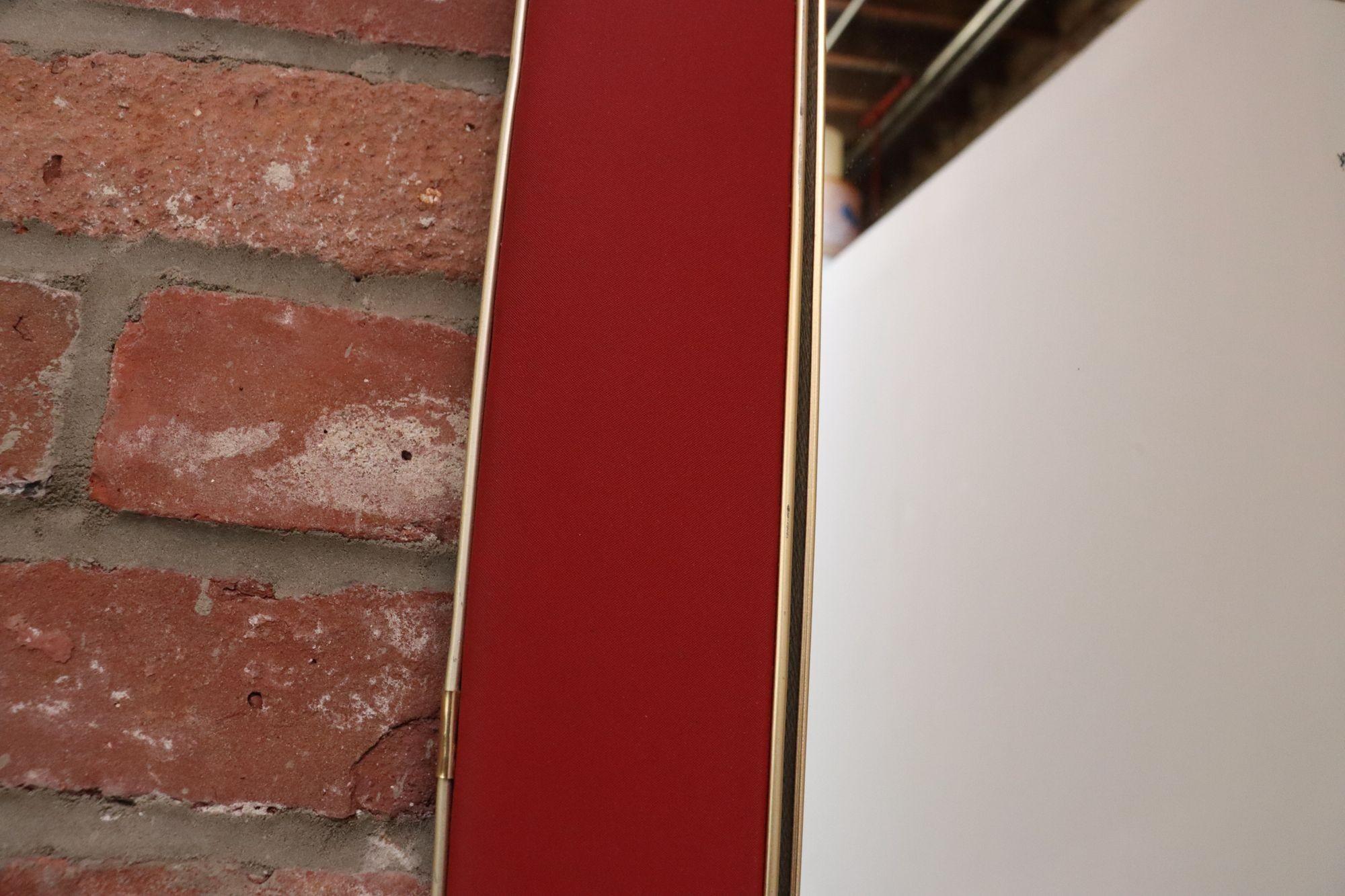 Specchio da parete imbottito d'epoca di Umberto Mascagni con bordo in pelle e ottone in vendita 9