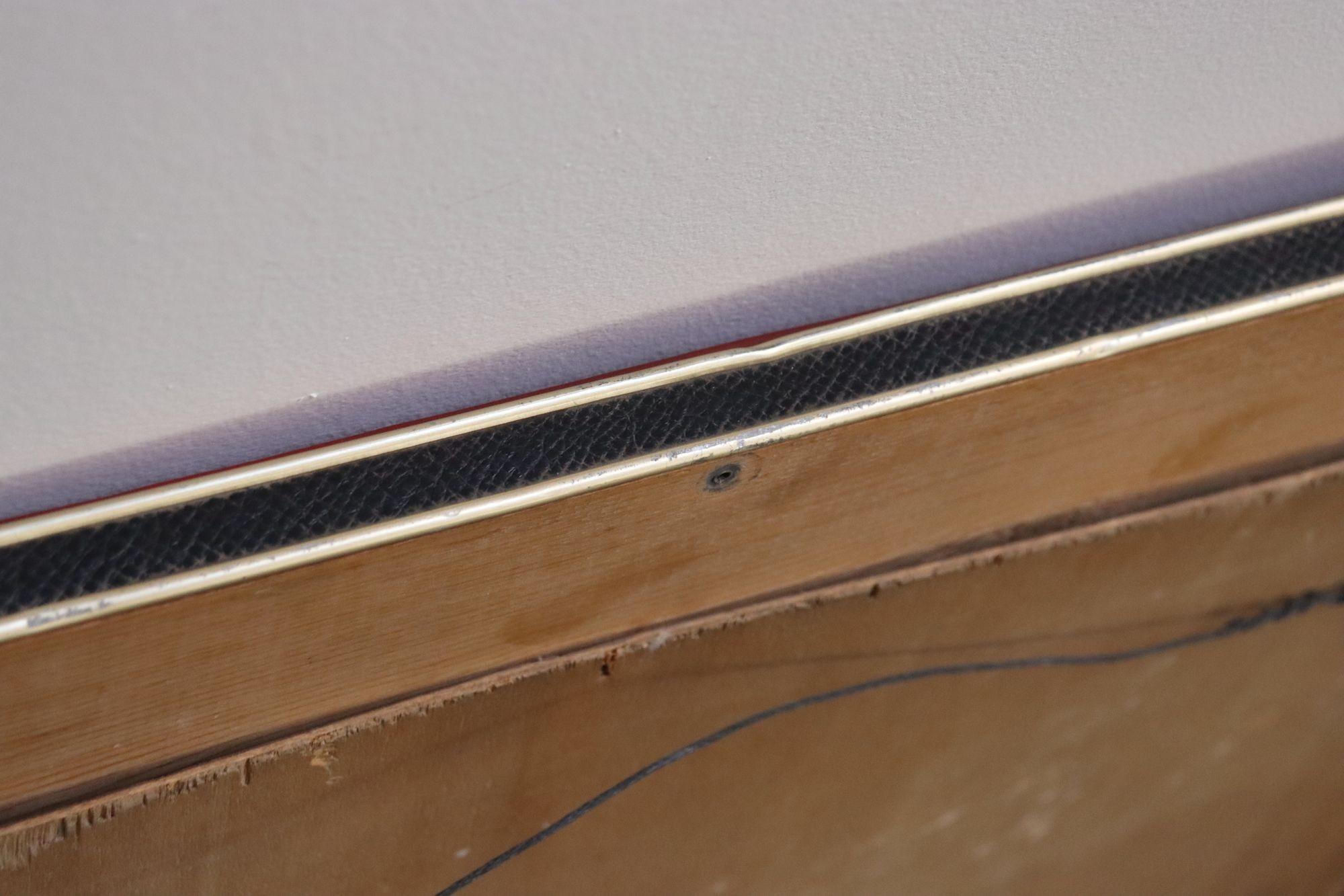 Specchio da parete imbottito d'epoca di Umberto Mascagni con bordo in pelle e ottone in vendita 13