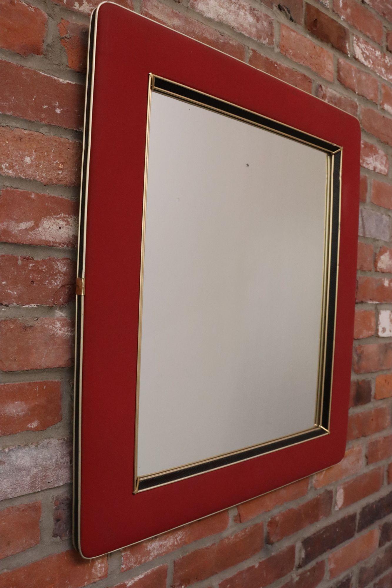Mid-Century moderno Specchio da parete imbottito d'epoca di Umberto Mascagni con bordo in pelle e ottone in vendita
