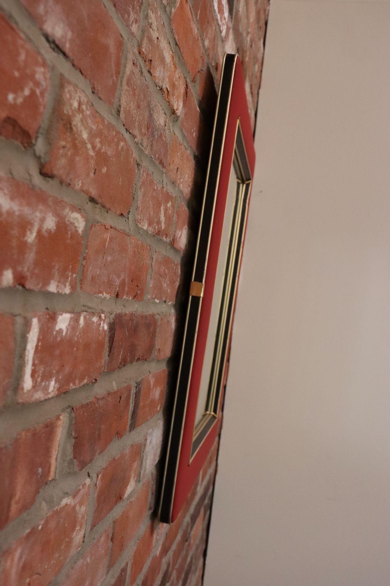 Italiano Specchio da parete imbottito d'epoca di Umberto Mascagni con bordo in pelle e ottone in vendita