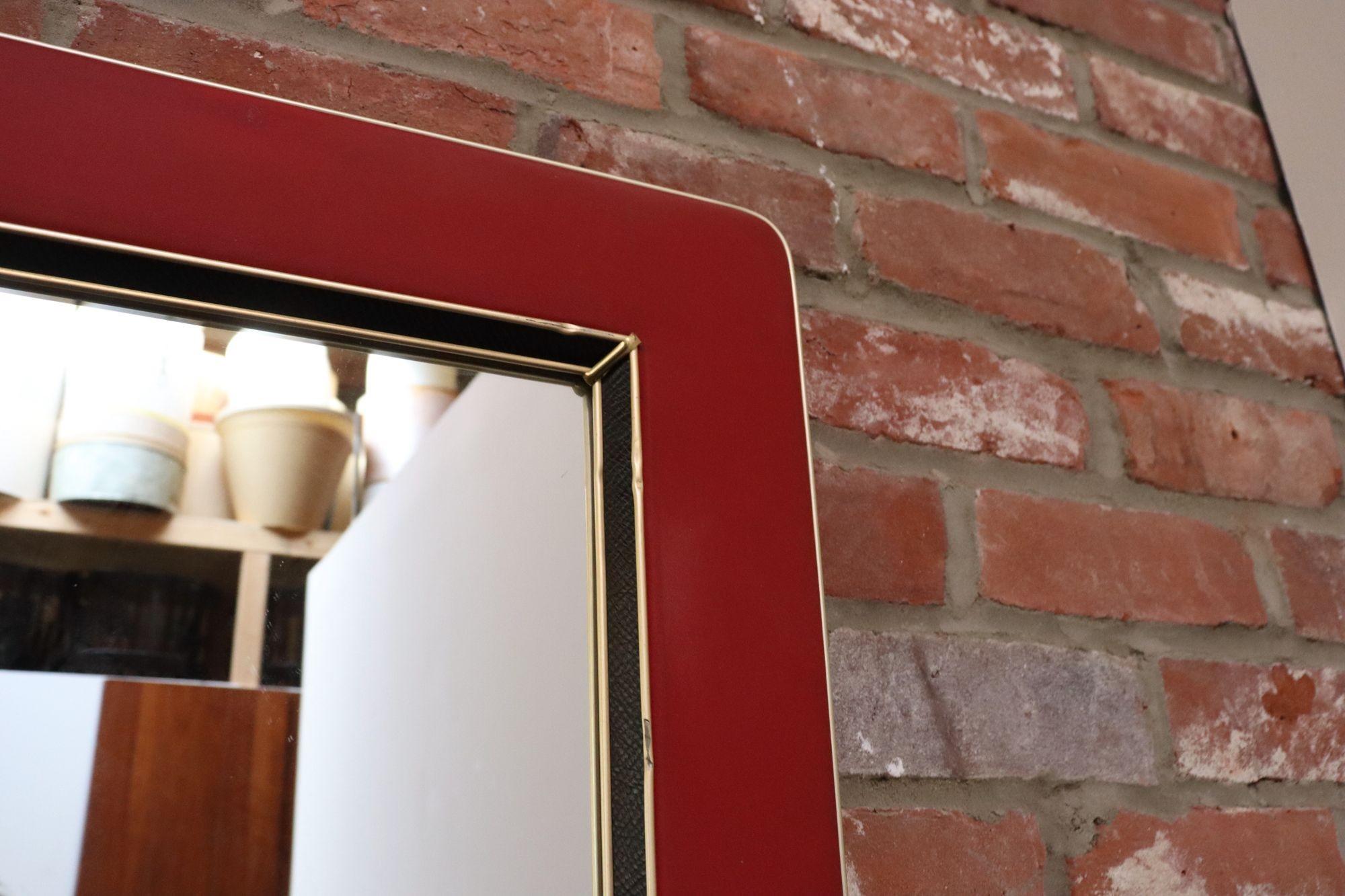 Metà XX secolo Specchio da parete imbottito d'epoca di Umberto Mascagni con bordo in pelle e ottone in vendita