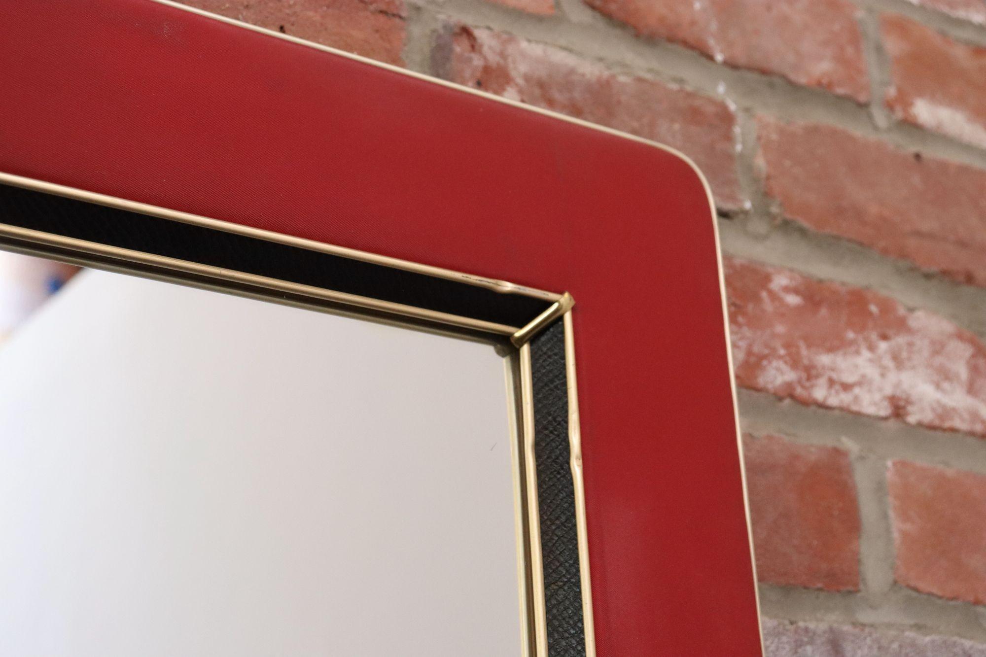 Ottone Specchio da parete imbottito d'epoca di Umberto Mascagni con bordo in pelle e ottone in vendita