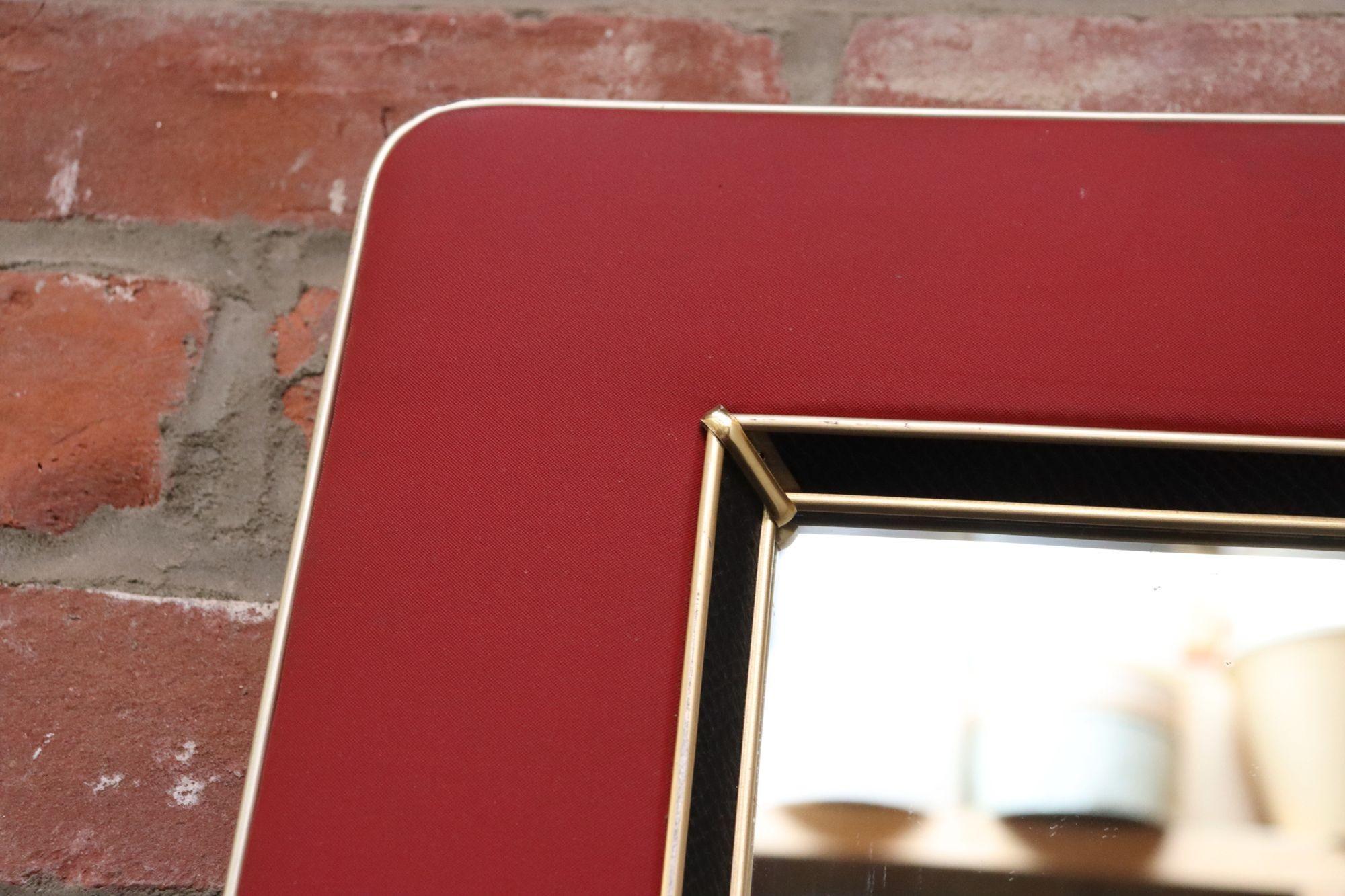 Specchio da parete imbottito d'epoca di Umberto Mascagni con bordo in pelle e ottone in vendita 1