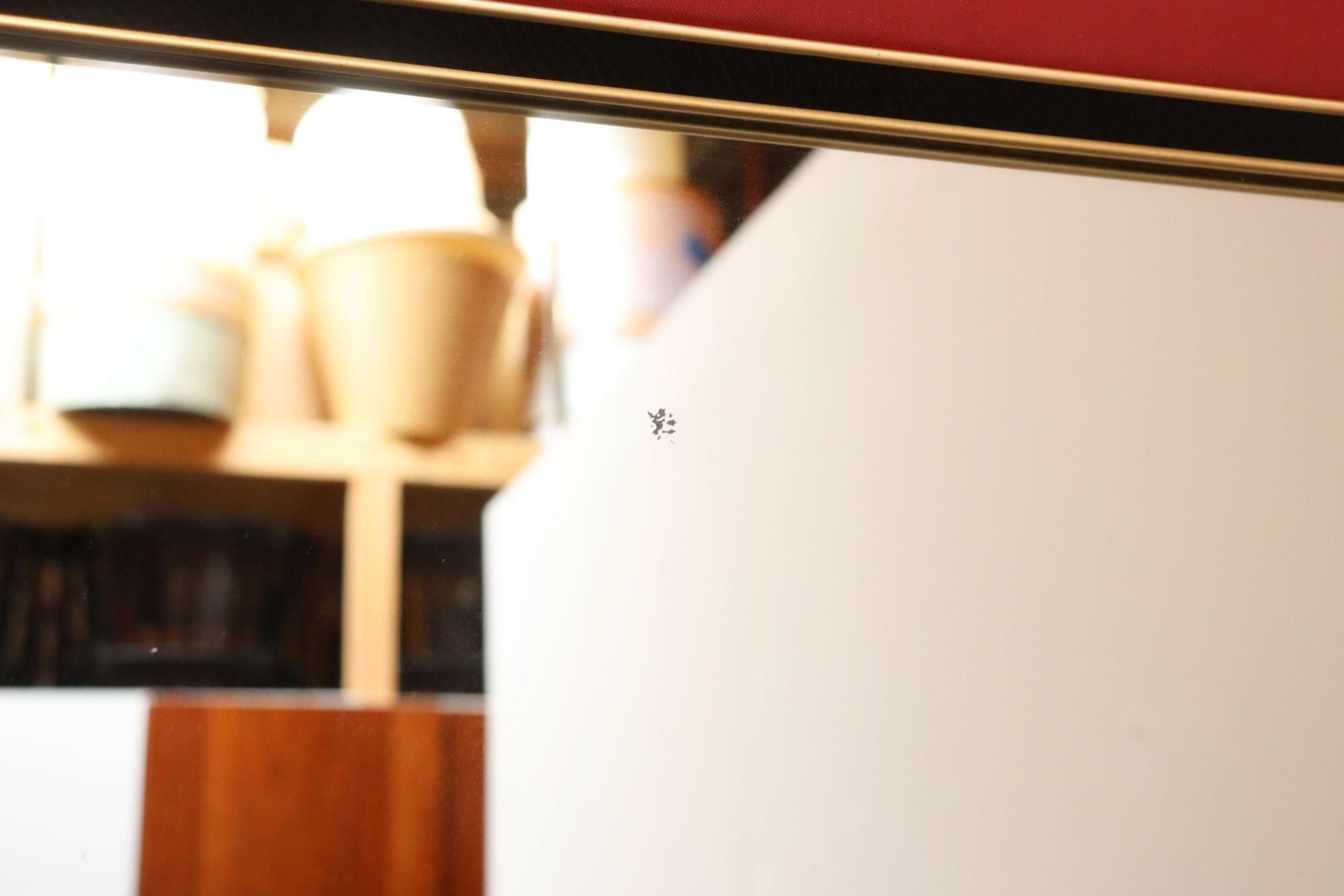 Specchio da parete imbottito d'epoca di Umberto Mascagni con bordo in pelle e ottone in vendita 2