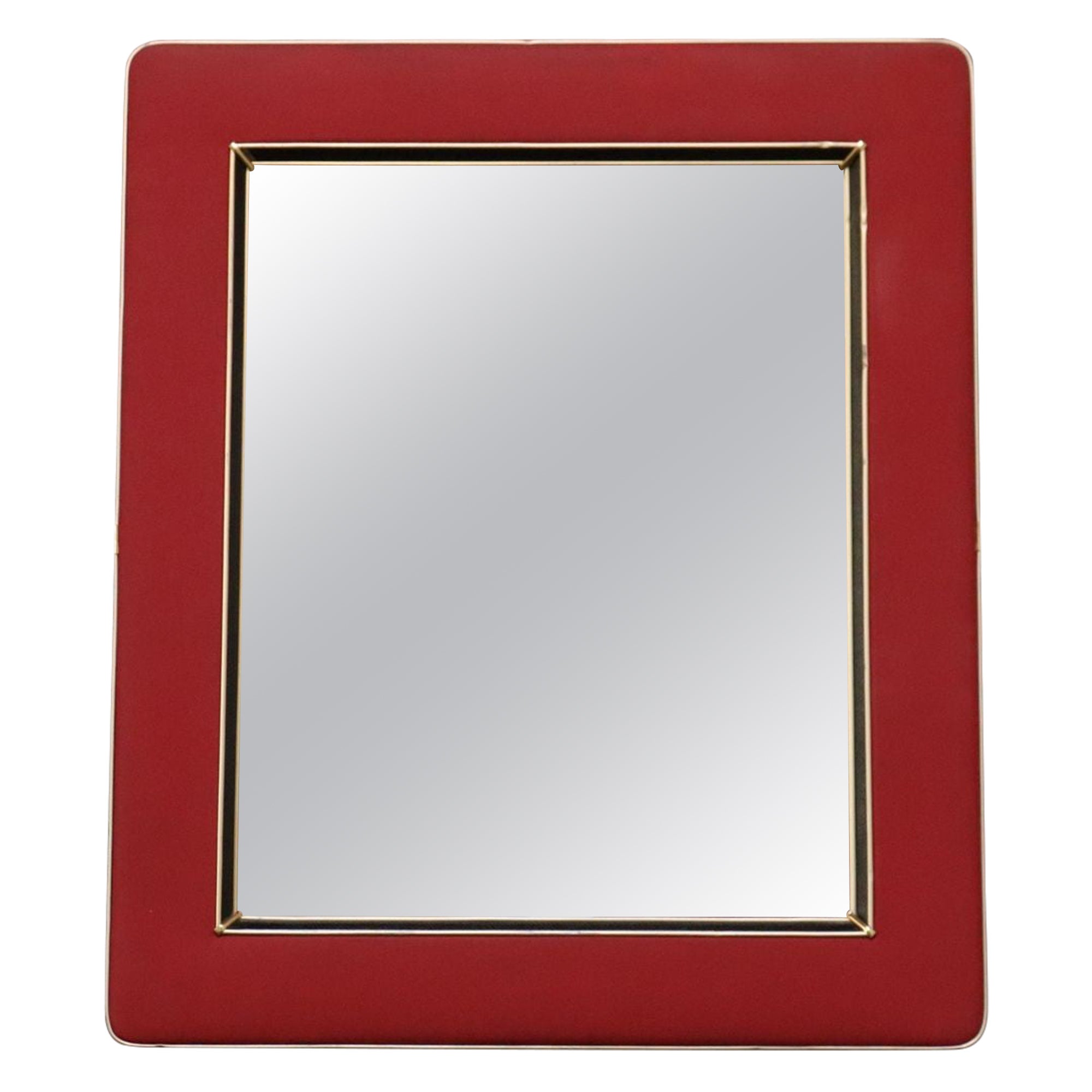 Specchio da parete imbottito d
epoca di Umberto Mascagni con bordo in pelle e ottone in vendita