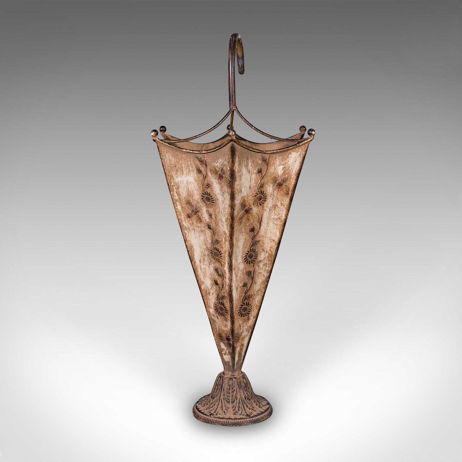 Questo è un portaombrelli vintage. Esempio di mimetica inglese in metallo fuso di gusto Art Nouveau, risalente alla fine del XX secolo, circa 1980. Questo supporto è un'aggiunta decorativa e pratica a qualsiasi ingresso.

Un affascinante esempio di