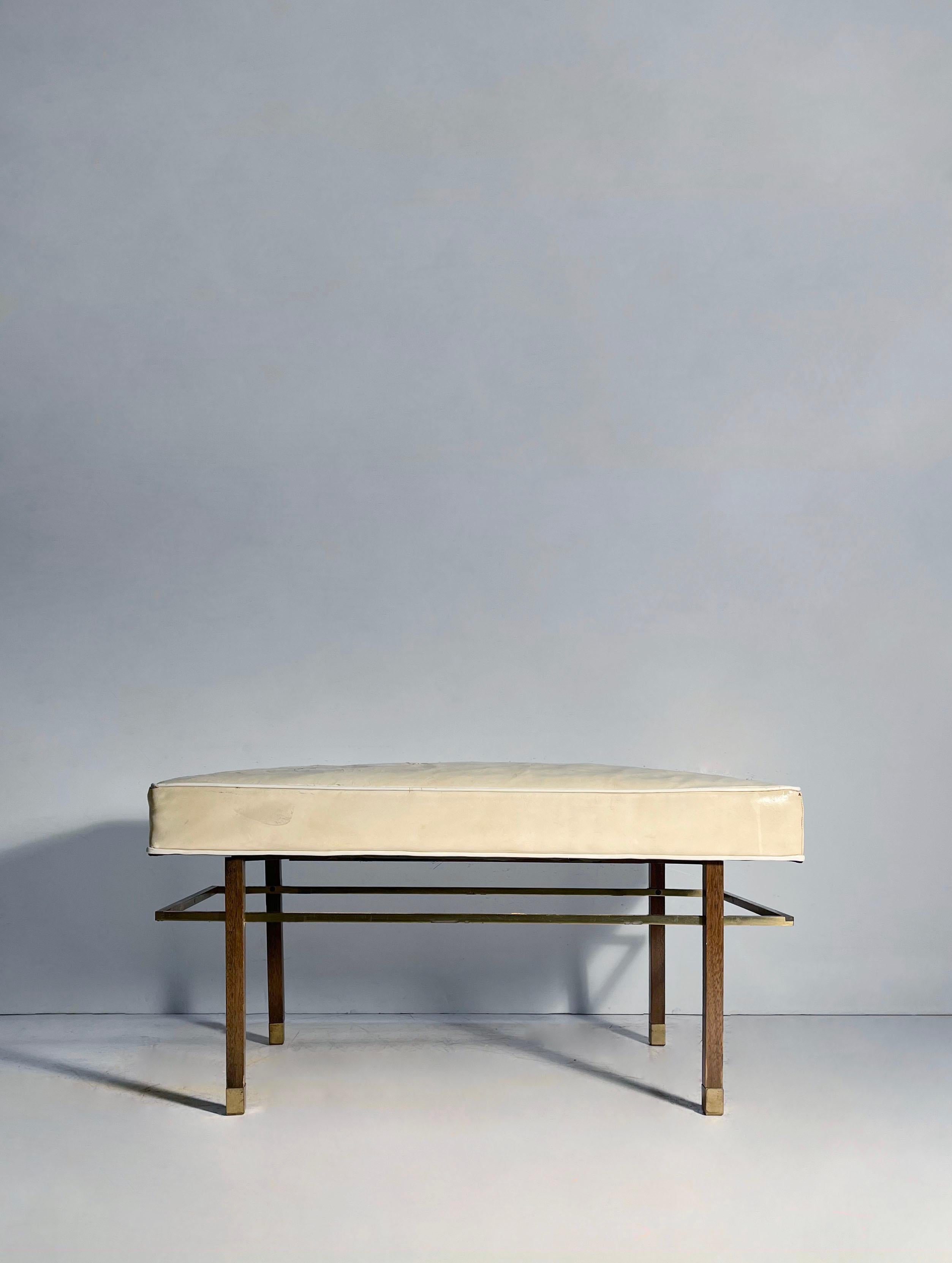 Vintage Uncommon Architectural Harvey Probber Petite Bench.  

Des images supplémentaires sont disponibles sur demande.
Le cuir est la sellerie d'origine. Il est très probable qu'il faille refaire la tapisserie d'ameublement ou apporter une