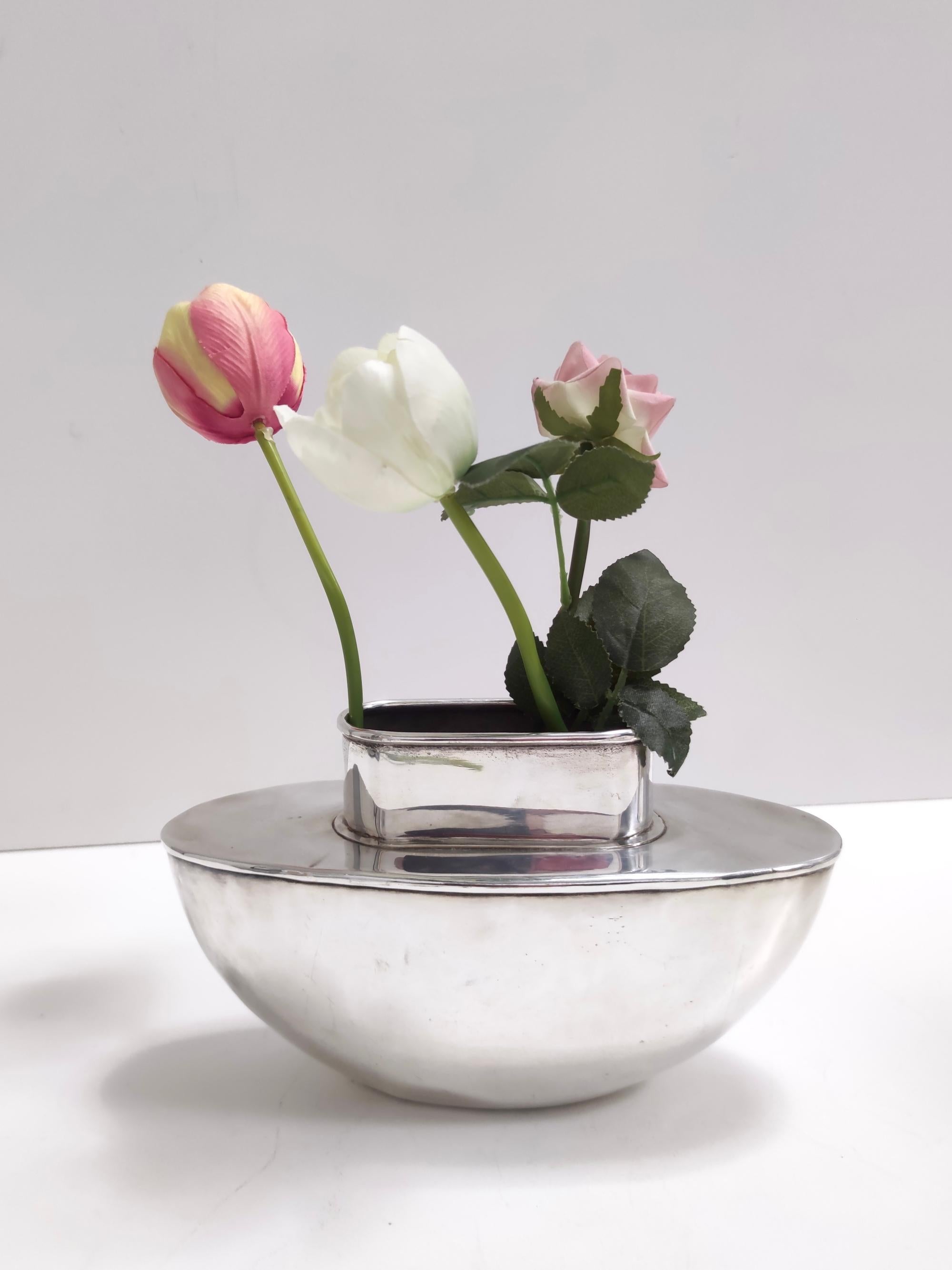 Postmoderne Vase à fleurs en laiton argenté de forme inhabituelle, Italie en vente