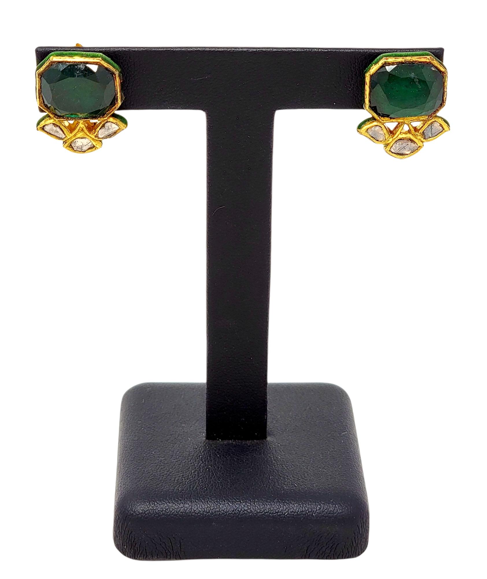 Ohrringe aus 18 Karat Gold mit ungeschliffenem Diamanten und grünem Glas und Emaille (Rosenschliff) im Angebot