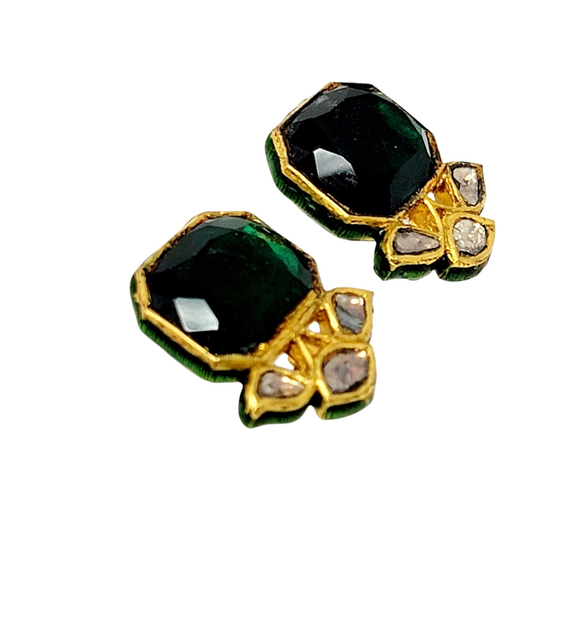 Ohrringe aus 18 Karat Gold mit ungeschliffenem Diamanten und grünem Glas und Emaille im Angebot 1