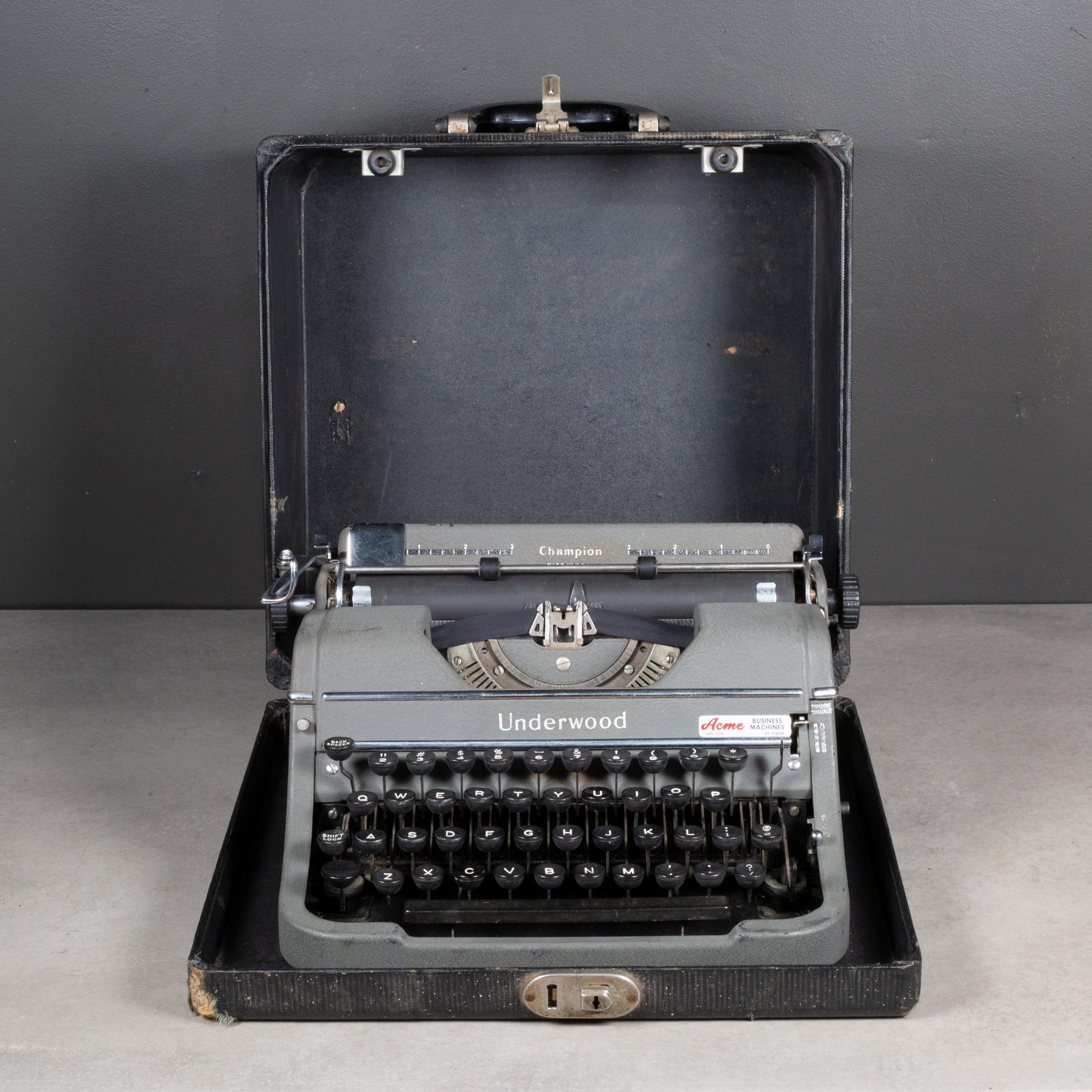 À PROPOS DE

Machine à écrire portable Underwood Champion Four bank, en finition grise et étui d'origine. Cette machine à écrire est très propre et en bon état de fonctionnement. La frappe est fluide et le chariot avance et fonctionne très bien. Le