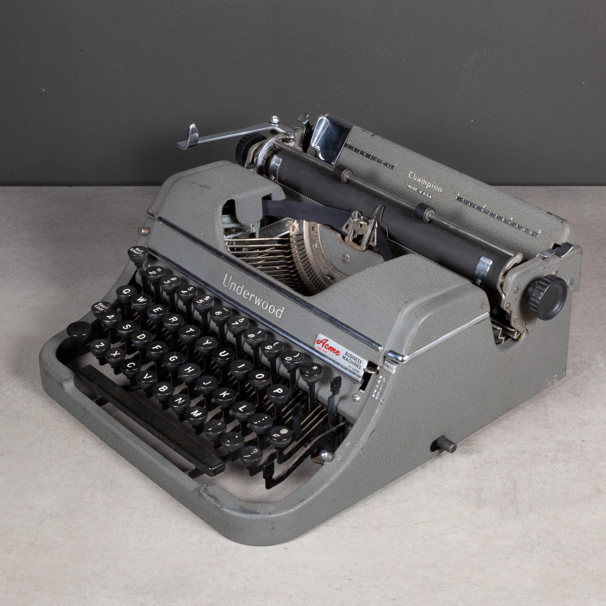 Machine à écrire portable A.Champion c.1946 Bon état - En vente à San Francisco, CA