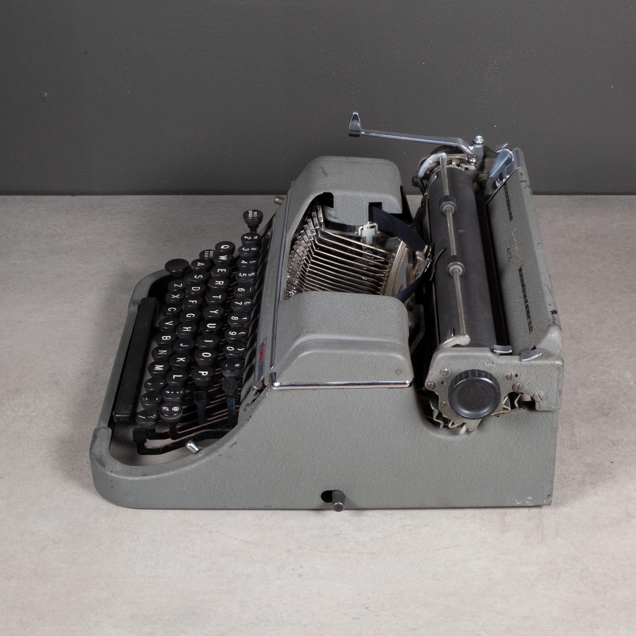 20ième siècle Machine à écrire portable A.Champion c.1946 en vente