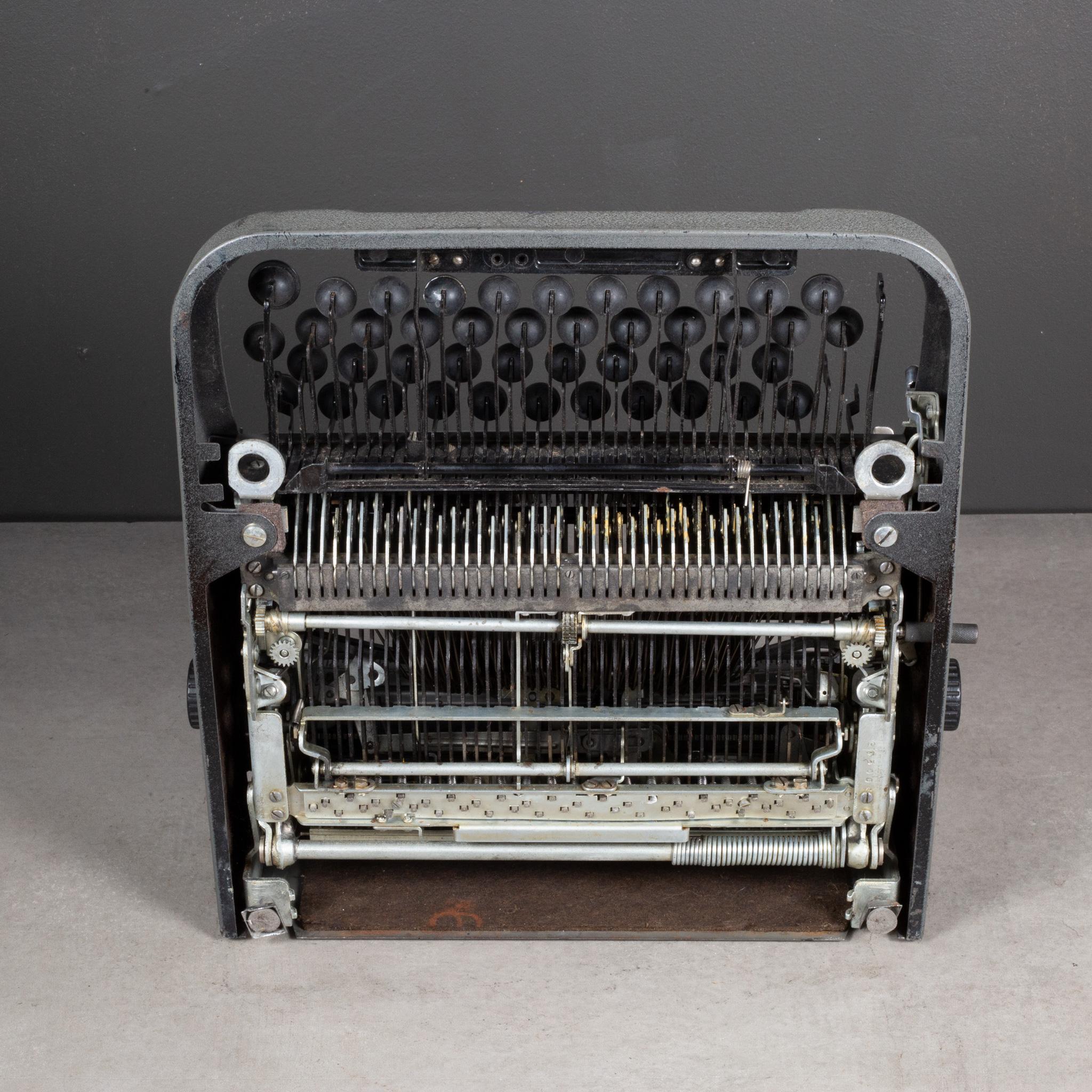 Machine à écrire portable A.Champion c.1946 en vente 2
