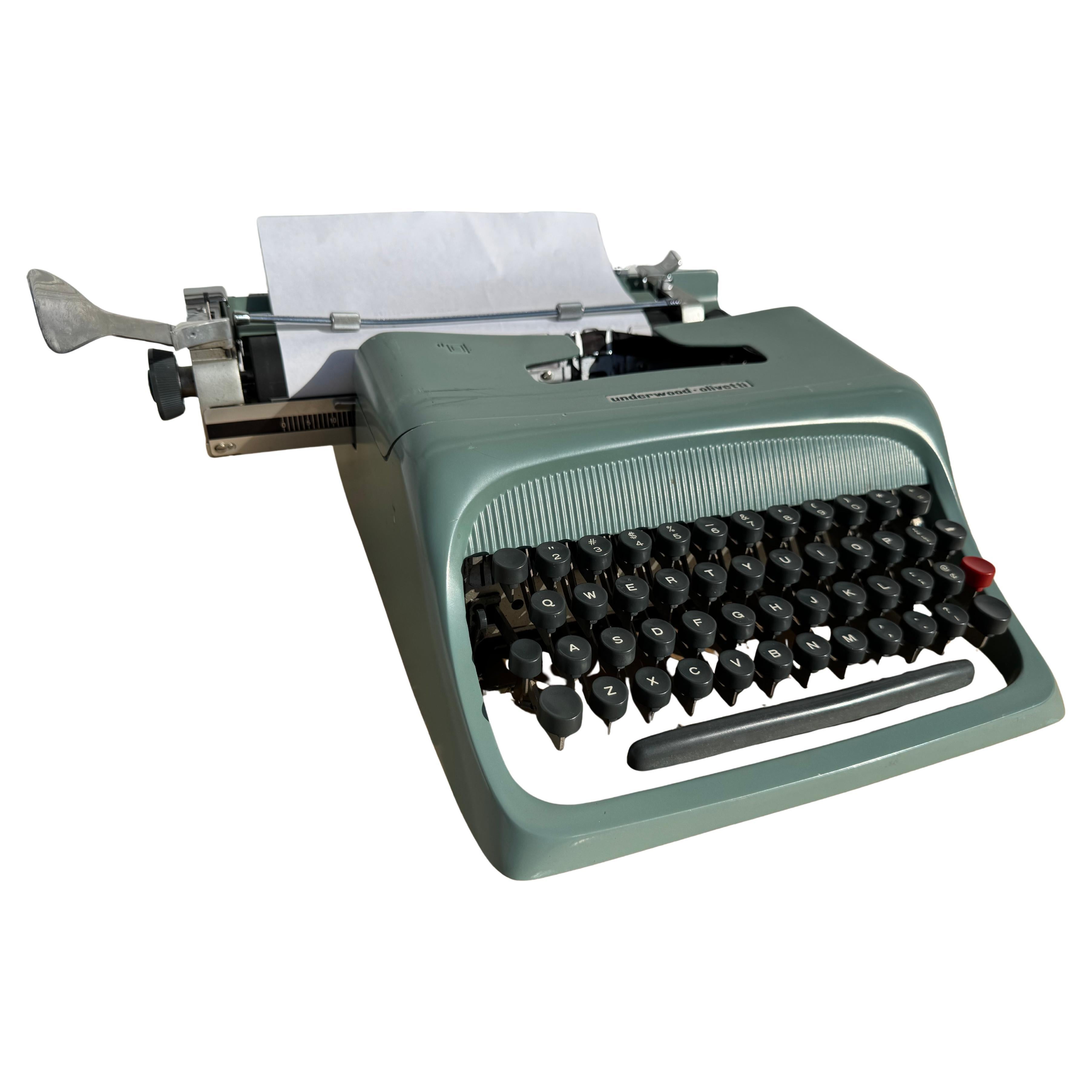 Questa è una macchina da scrivere classica. È stato prodotto in Spagna da Olivetti.
Questo è il modello Studio 44.