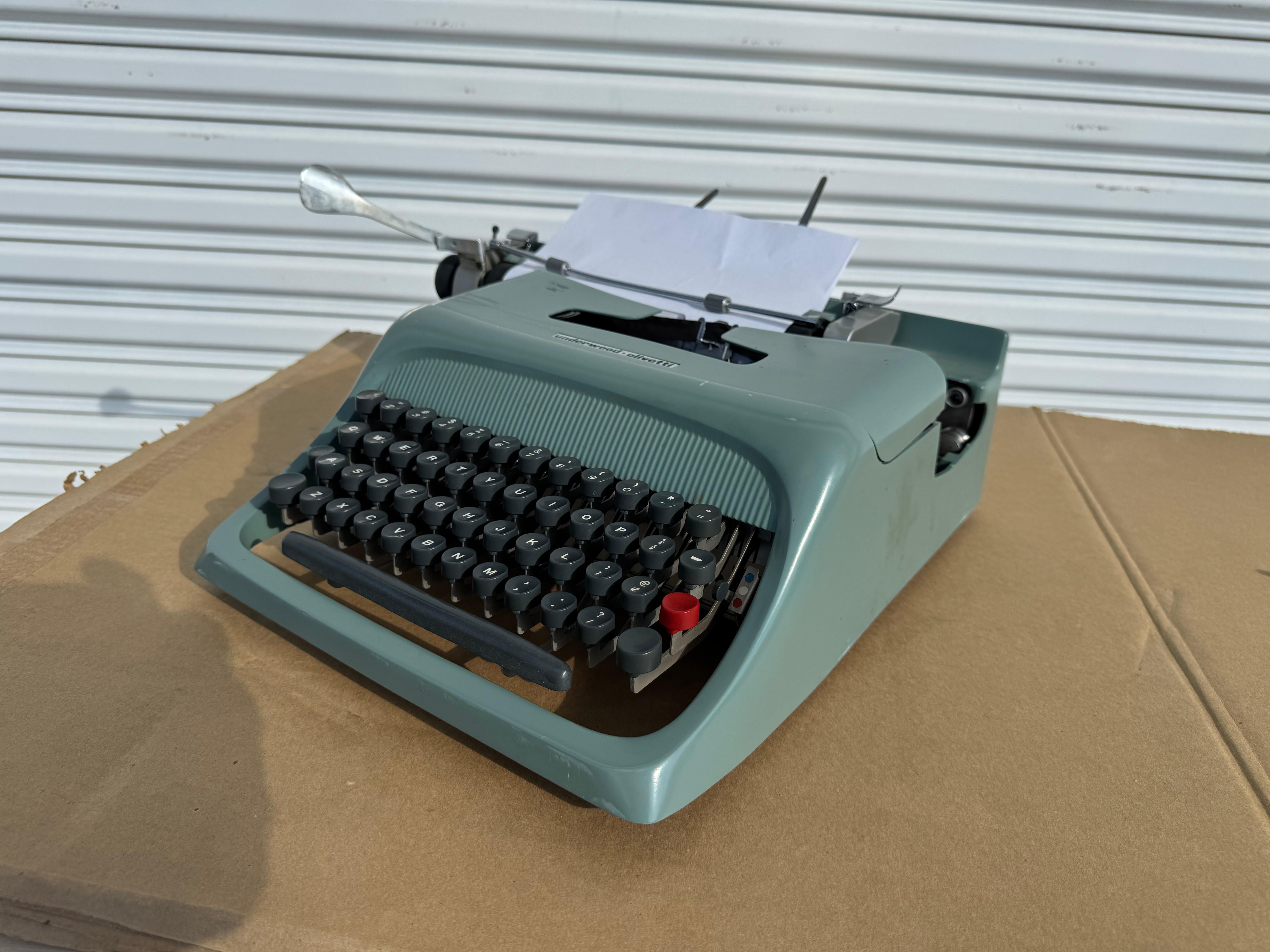 Mid-Century moderno Macchina da scrivere d'epoca Olivetti Classic Studio 44 in vendita