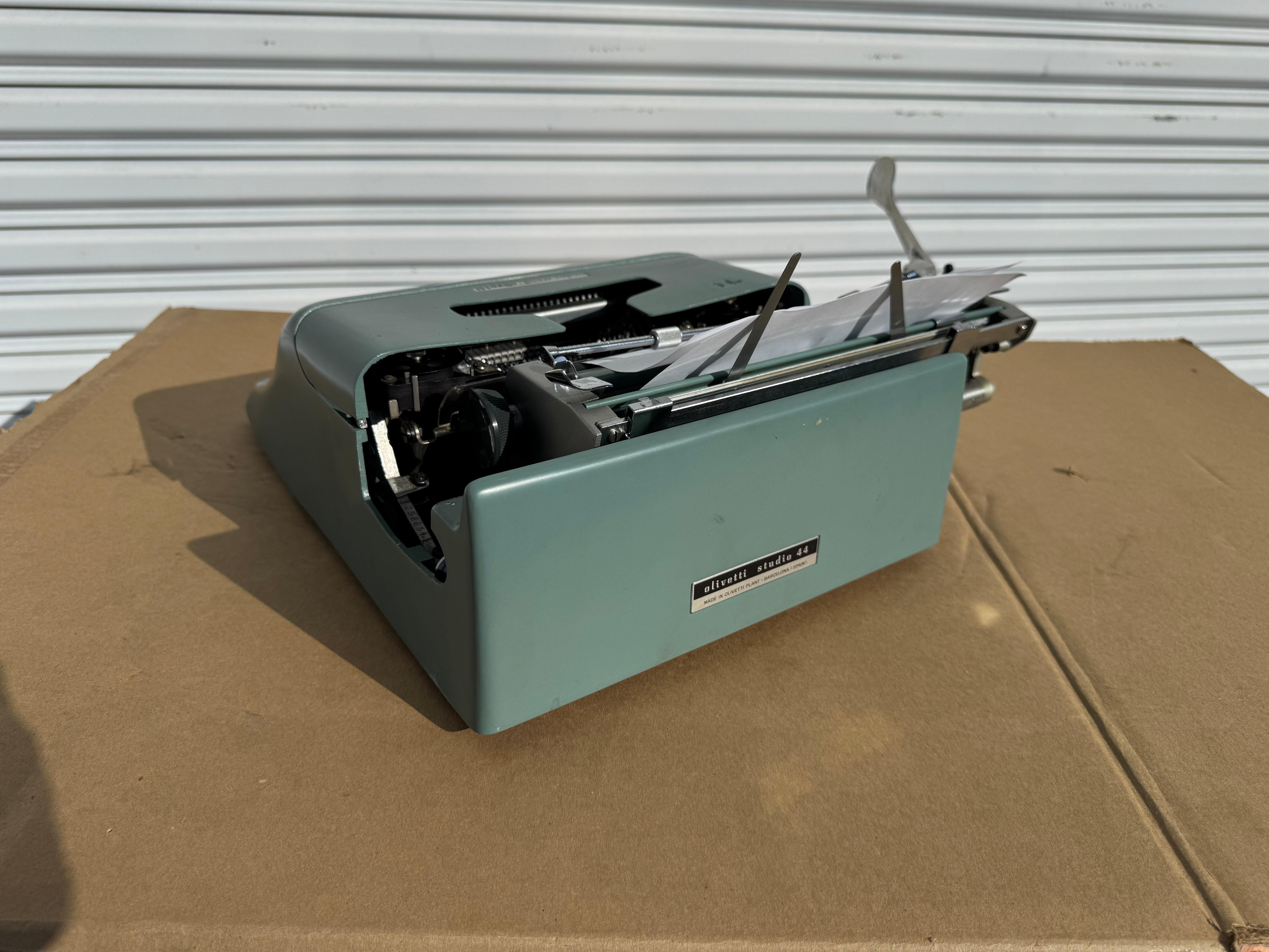 Spagnolo Macchina da scrivere d'epoca Olivetti Classic Studio 44 in vendita