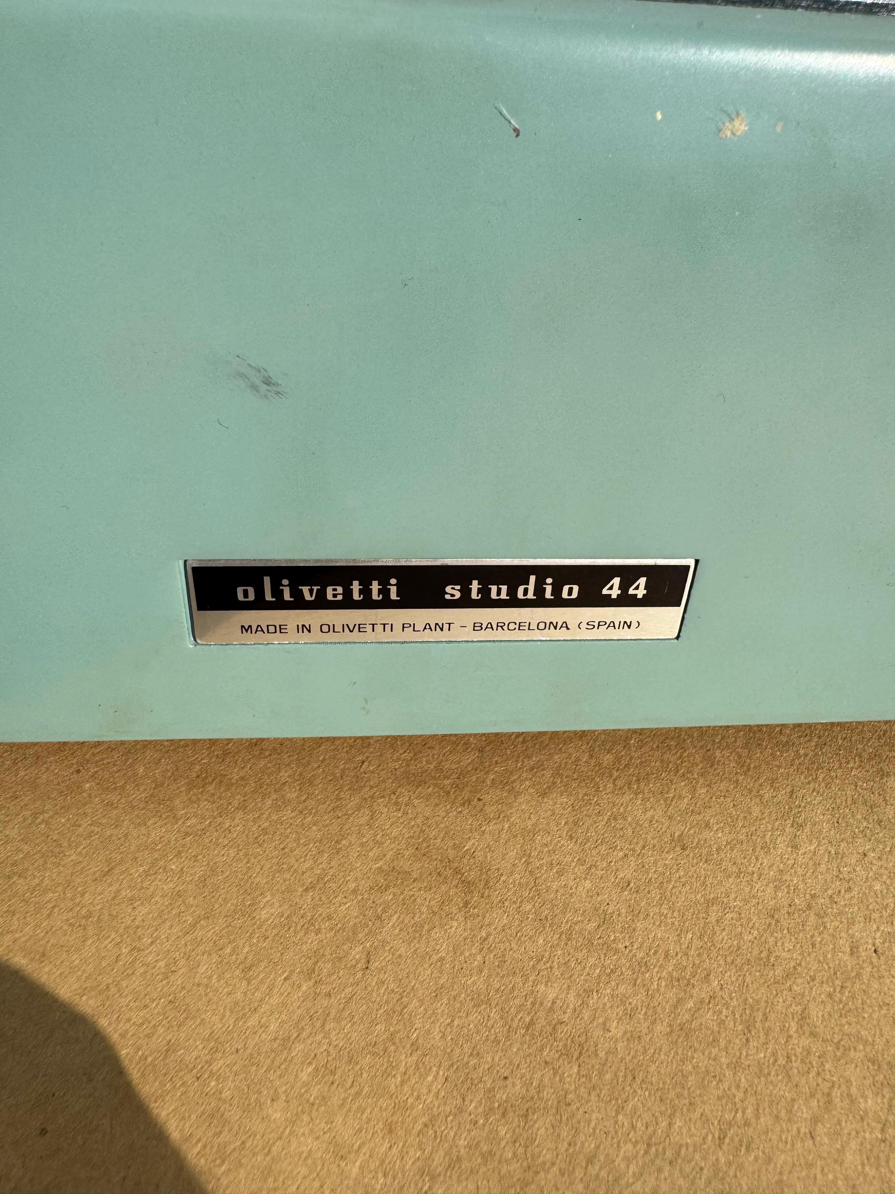 Macchina da scrivere d'epoca Olivetti Classic Studio 44 In condizioni buone in vendita a Pasadena, TX