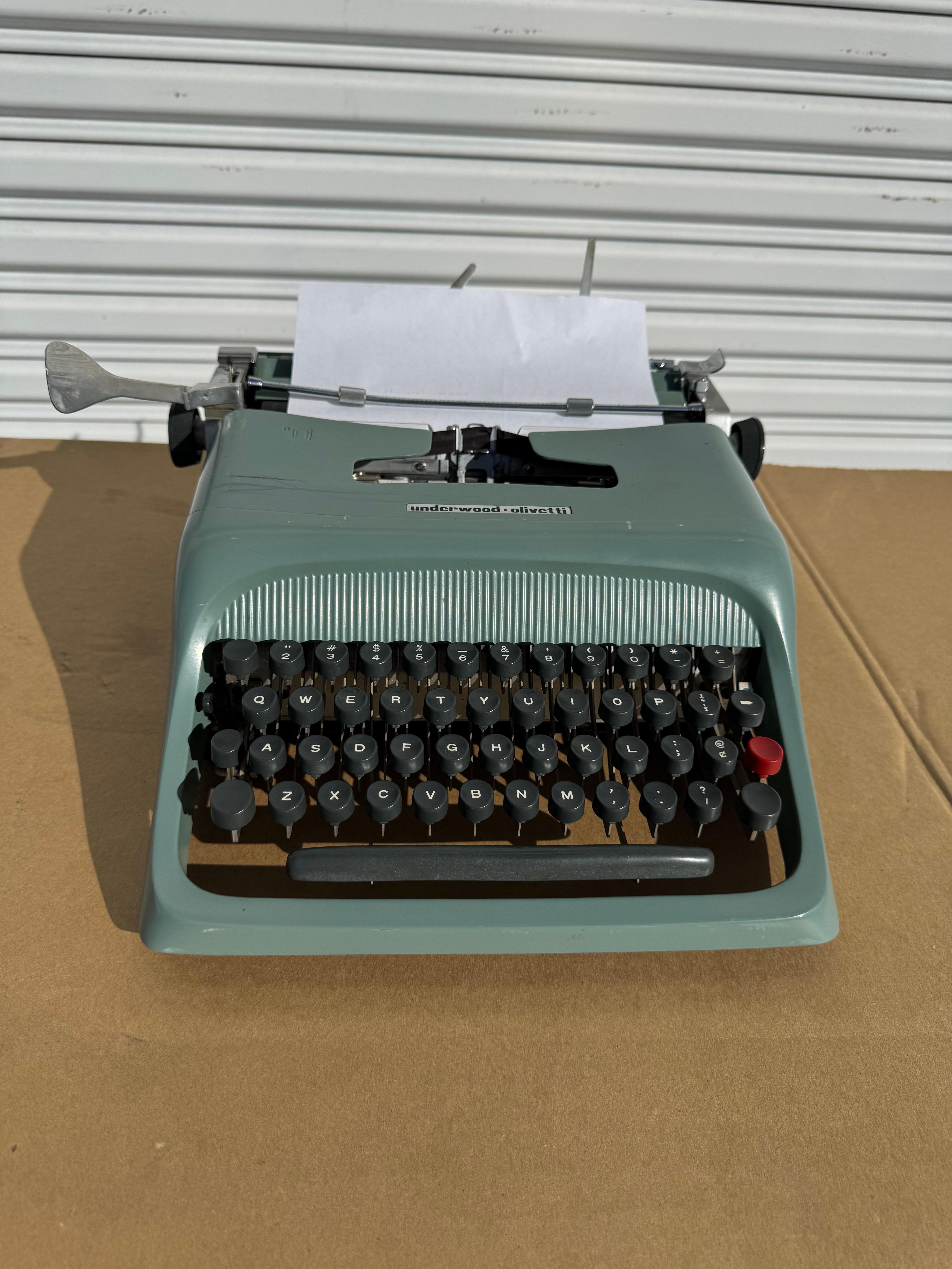 Metallo Macchina da scrivere d'epoca Olivetti Classic Studio 44 in vendita
