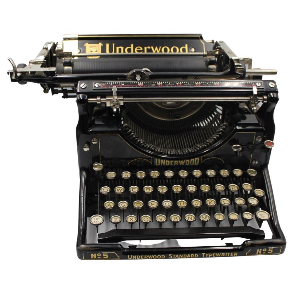 Presented is a vintage Underwood Standard Typewriter No. 5 model. Made in the United States in 1924, this glorious black and gold typewriter is the most successful of the early Underwood typewriter models. The No. 5 would look fantastic in a study,