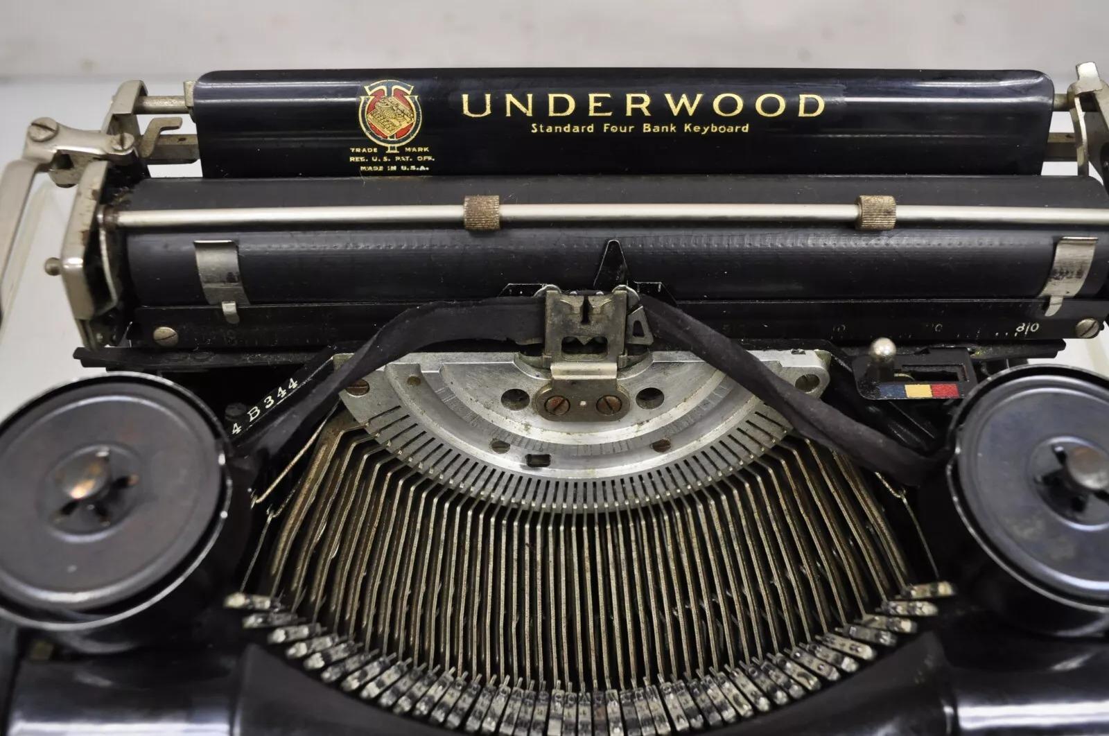 Vintage Underwood Universal Máquina de escribir manual portátil de cuatro bancos c/caja original Desconocido