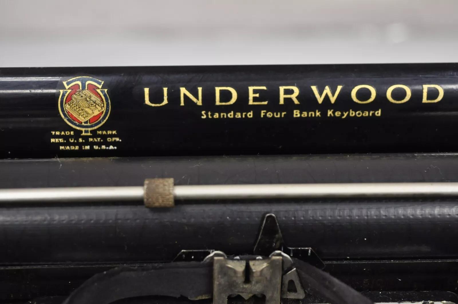 Vintage Underwood Universal Máquina de escribir manual portátil de cuatro bancos c/caja original en Bueno Estado en Philadelphia, PA