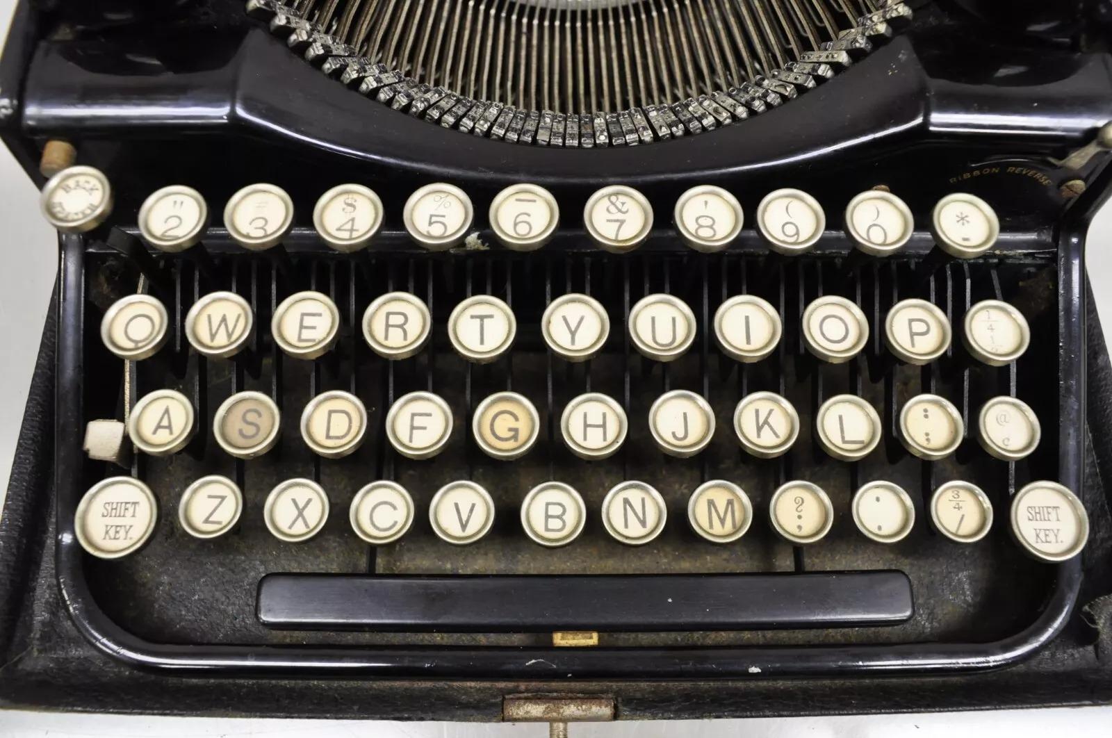 Vintage Underwood Universal Máquina de escribir manual portátil de cuatro bancos c/caja original siglo XX