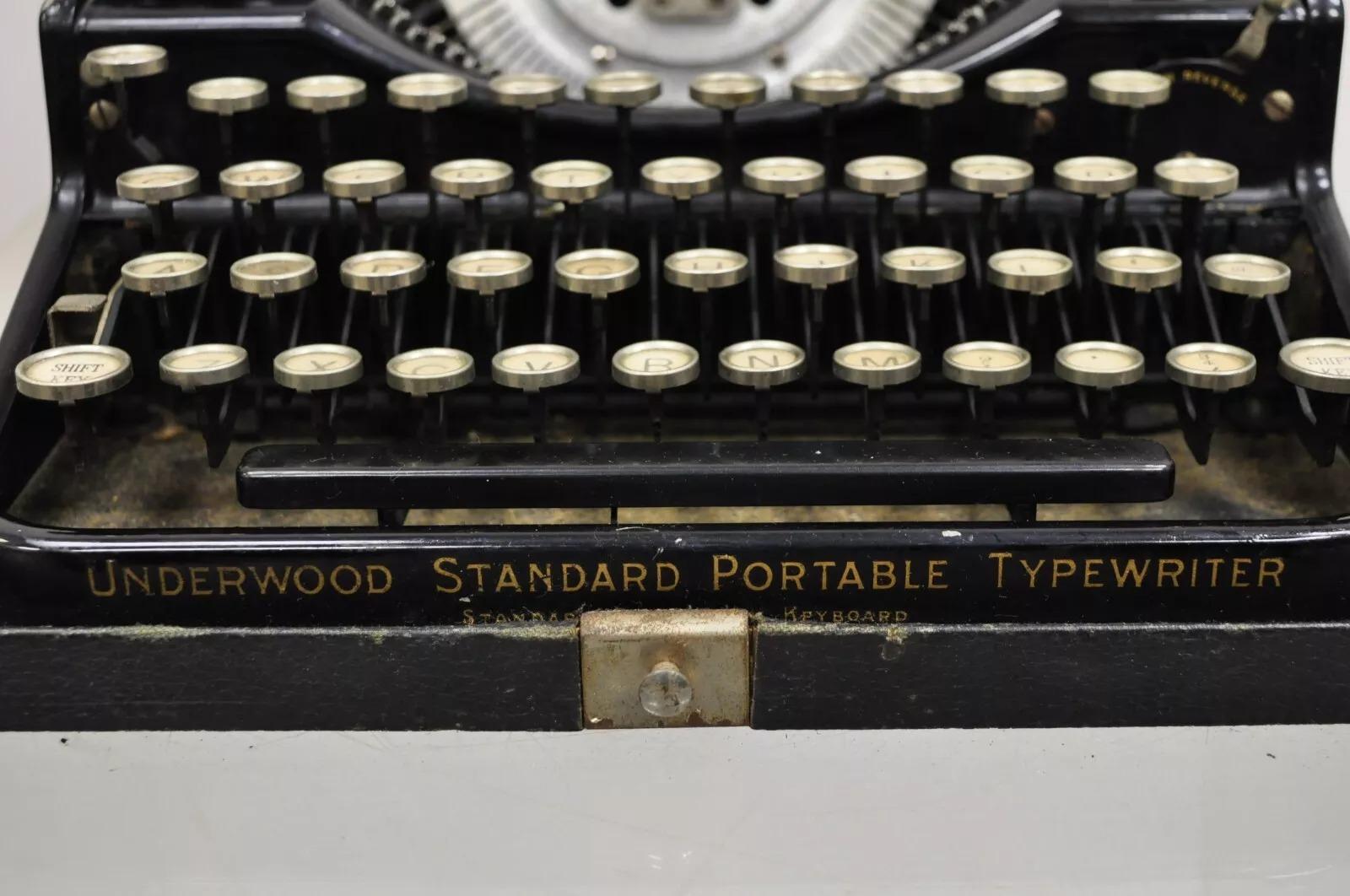 Vintage Underwood Universal Máquina de escribir manual portátil de cuatro bancos c/caja original Acero