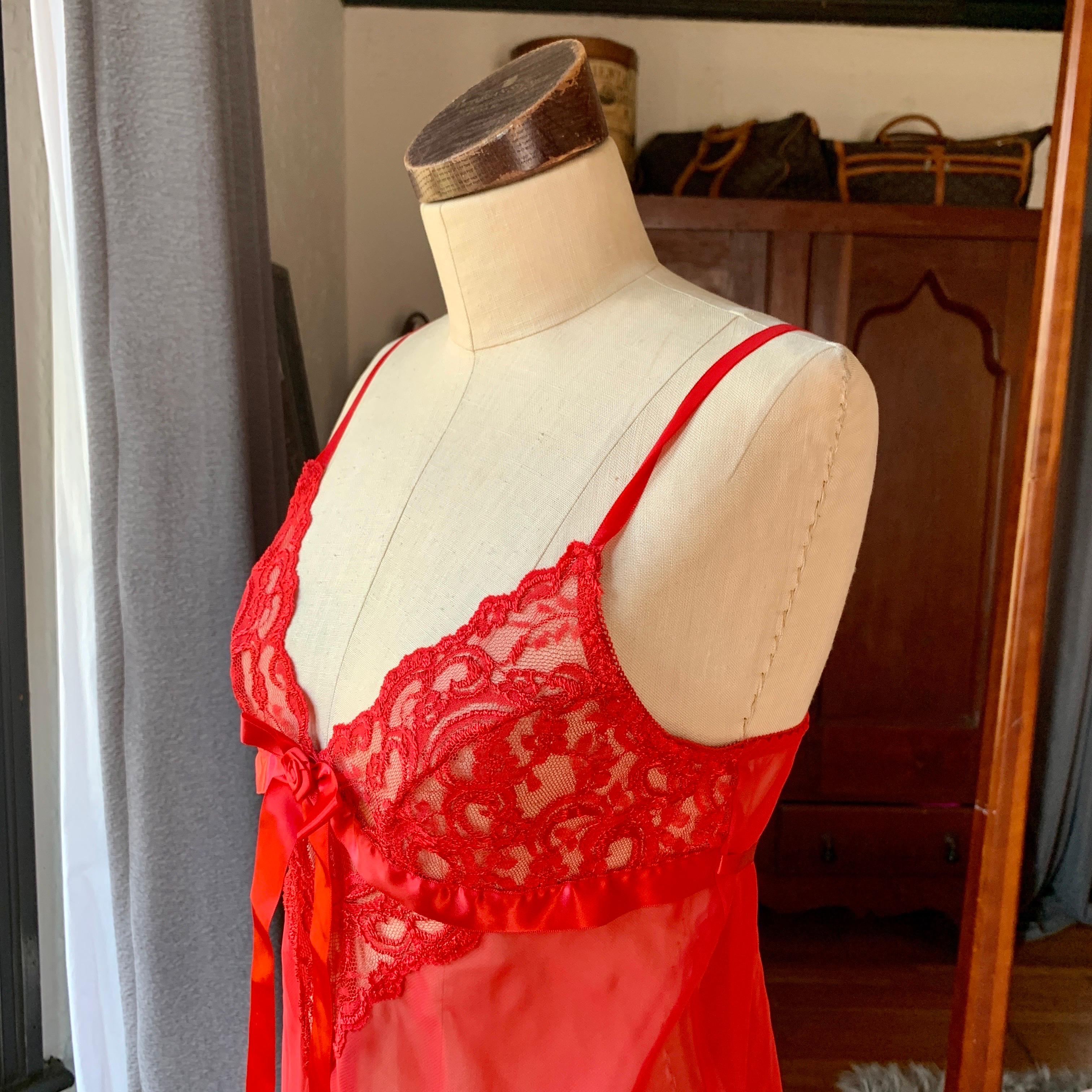 Vintage UNFORGETTABLE Babydoll Nightie SEXY Nightgown Red Lace Bow SATIN Small In Good Condition For Sale In Asheville, NC