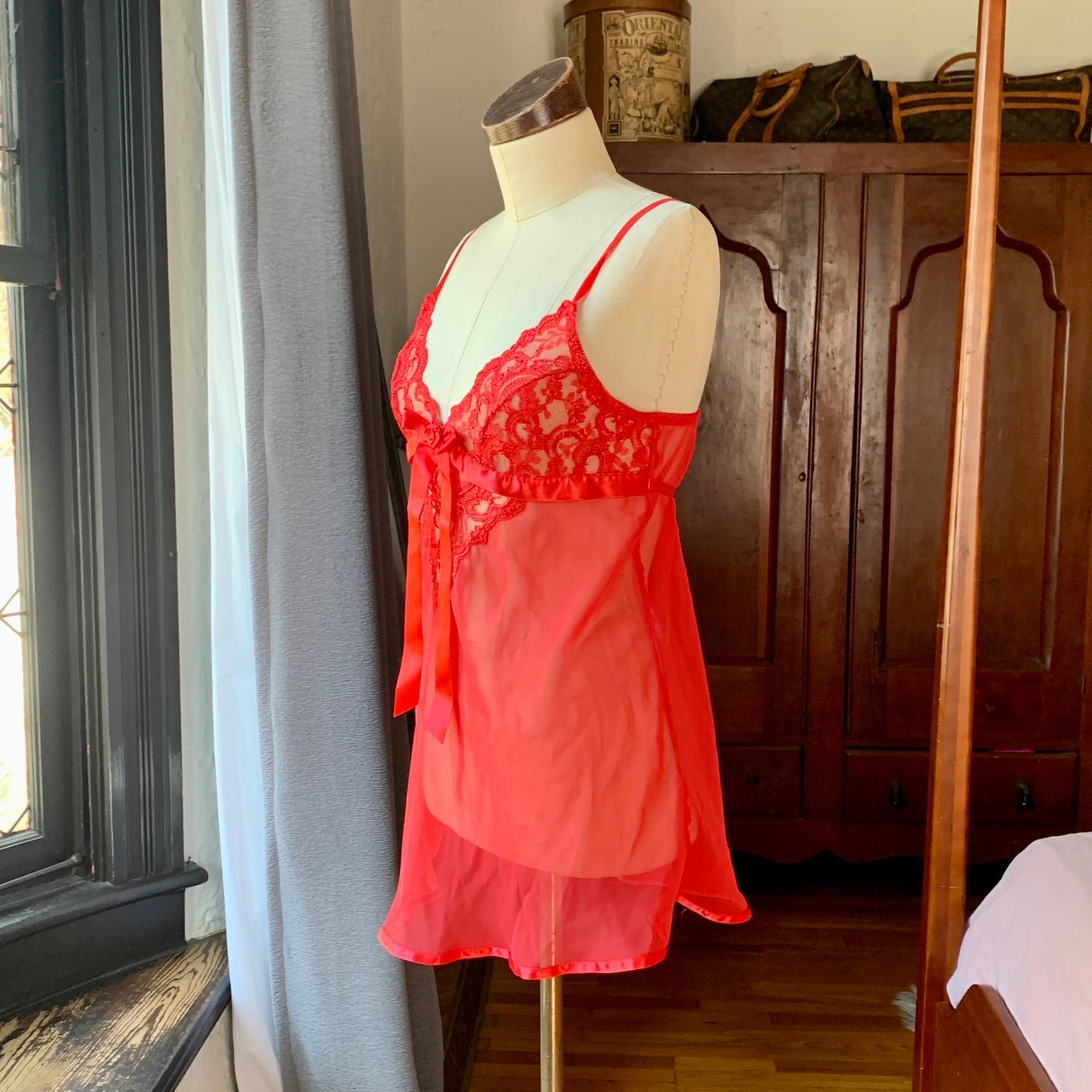 Robe de nuit babydoll sexy vintage avec nœud en dentelle rouge SATIN Petit Unisexe en vente