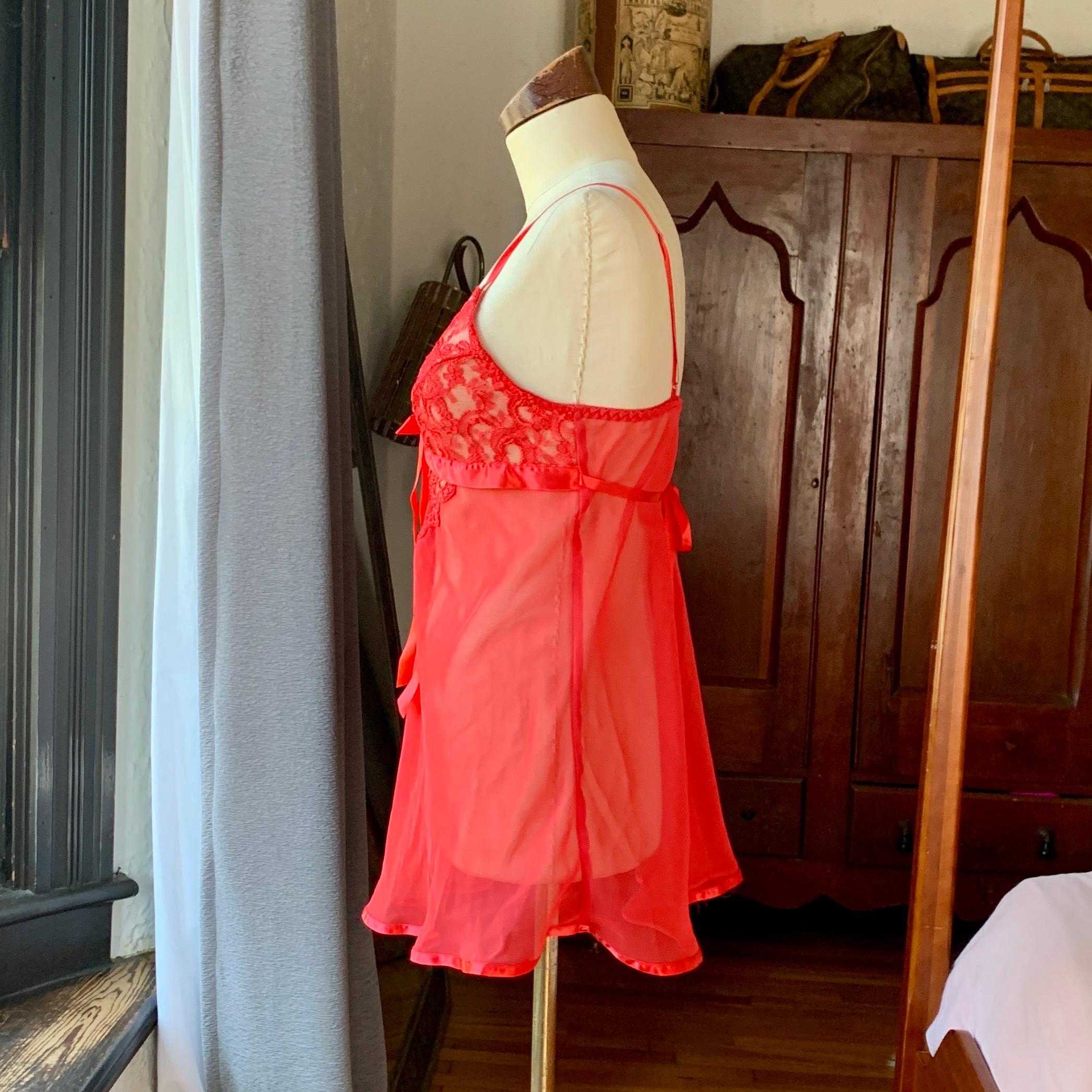 Robe de nuit babydoll sexy vintage avec nœud en dentelle rouge SATIN Petit en vente 1