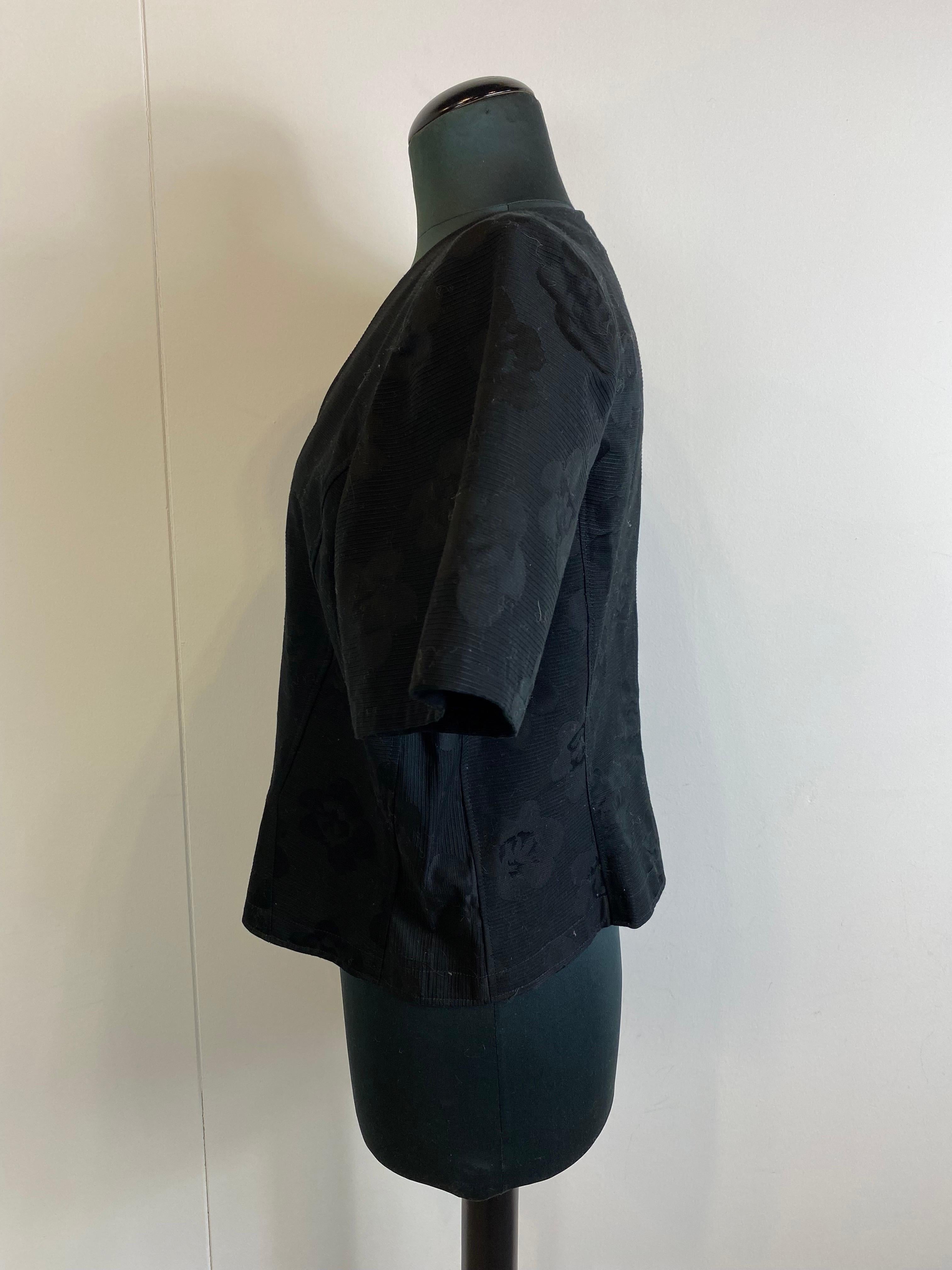 Bolero Ungaro vintage, mezze maniche nere. 
Manca l'etichetta della composizione. 
In ottime condizioni. 
Taglia 48
Spalle 43 cm 
Busto 54 cm 
Vita 49 cm 
Lunghezza totale 55 cm
Lunghezza delle maniche 26 cm 