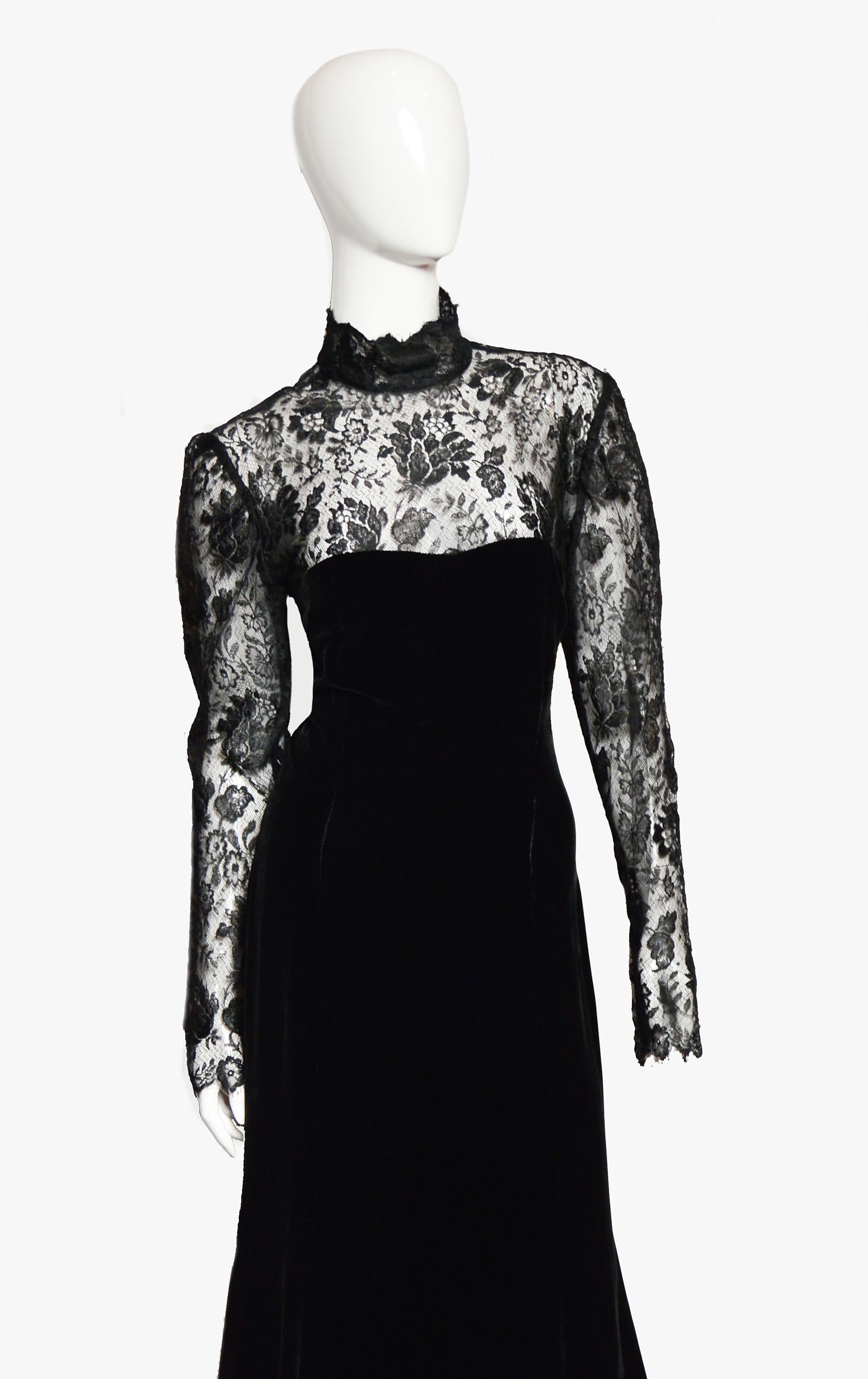 Magnifique robe de soirée vintage Ungaro. Créé dans les années 80.

Veuillez noter que l'étiquette de la marque est manquante. L'étiquette indique qu'il s'agit de soie, mais elle ressemble à de la guipure et à du velours.

Informations