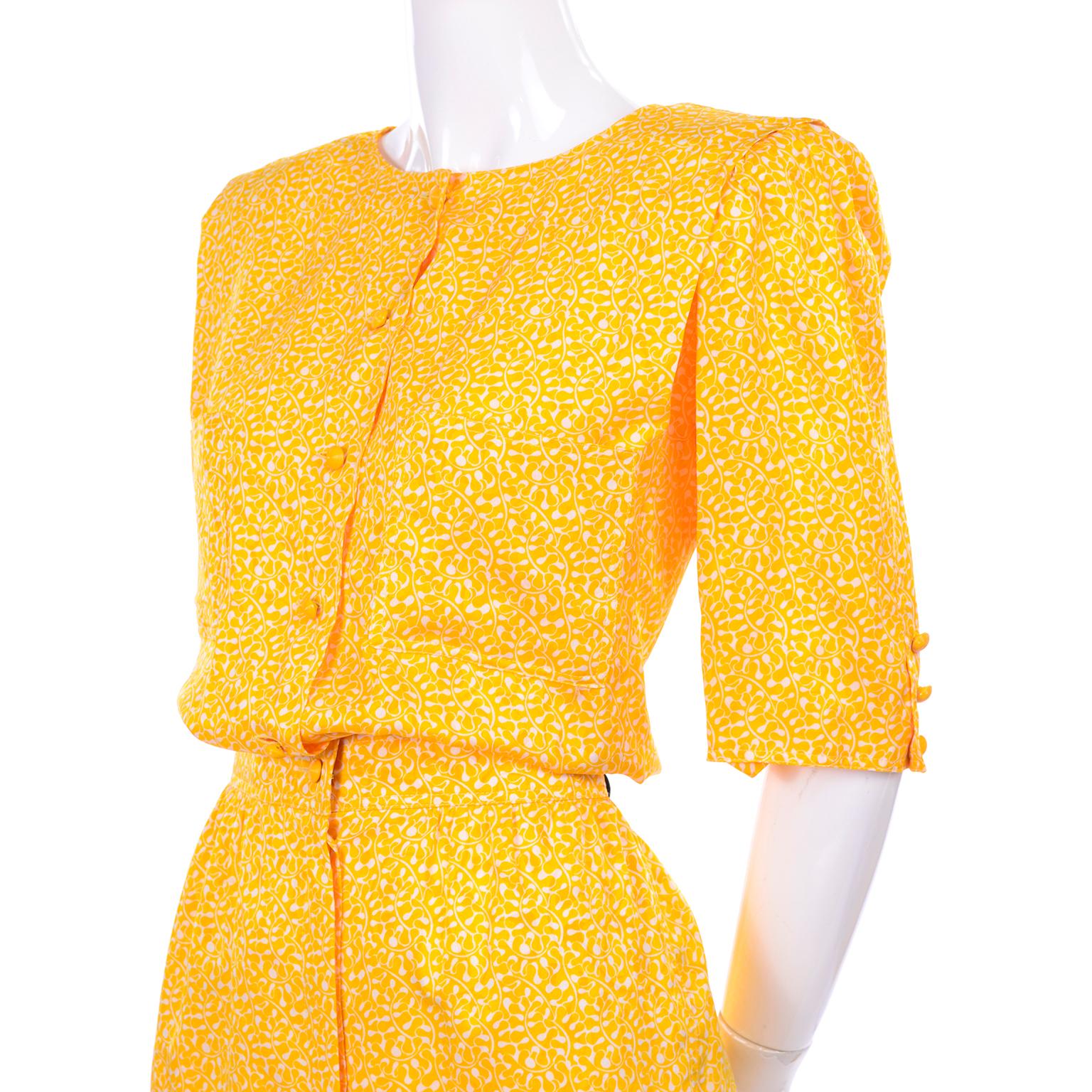 Vintage Ungaro Parallele Rayon Kleid in Gelb & Weiß Druck im Zustand „Hervorragend“ im Angebot in Portland, OR