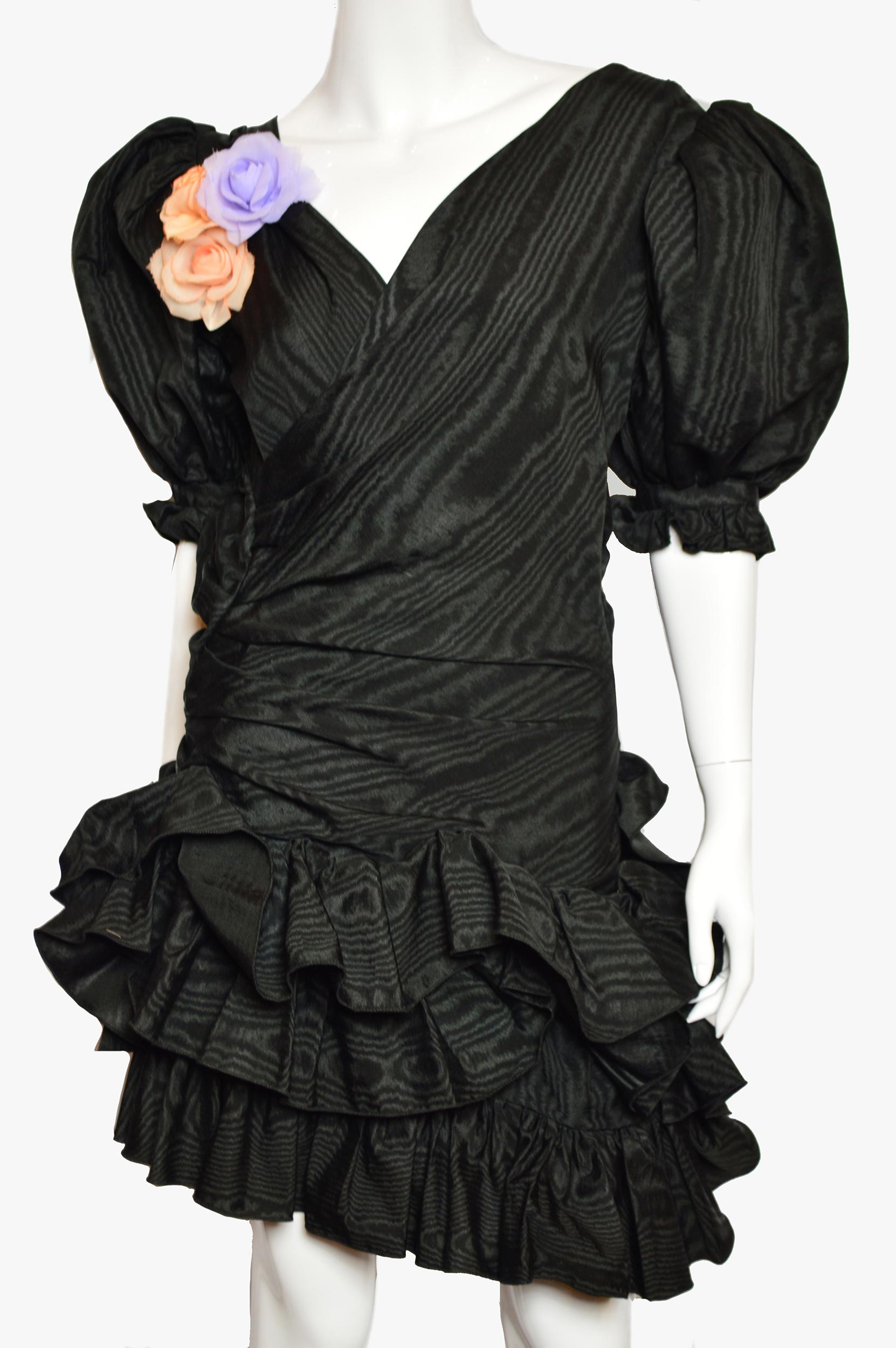 Seltenes Vintage Ungaro Parallele schwarzes Cocktailkleid mit Puffärmeln und Blumendekor.
MATERIALIEN: Nicht angegeben; Seide
Größe XS - S. Nicht angegeben, bitte Maße überprüfen:
Taille: 59 cm / 23.2