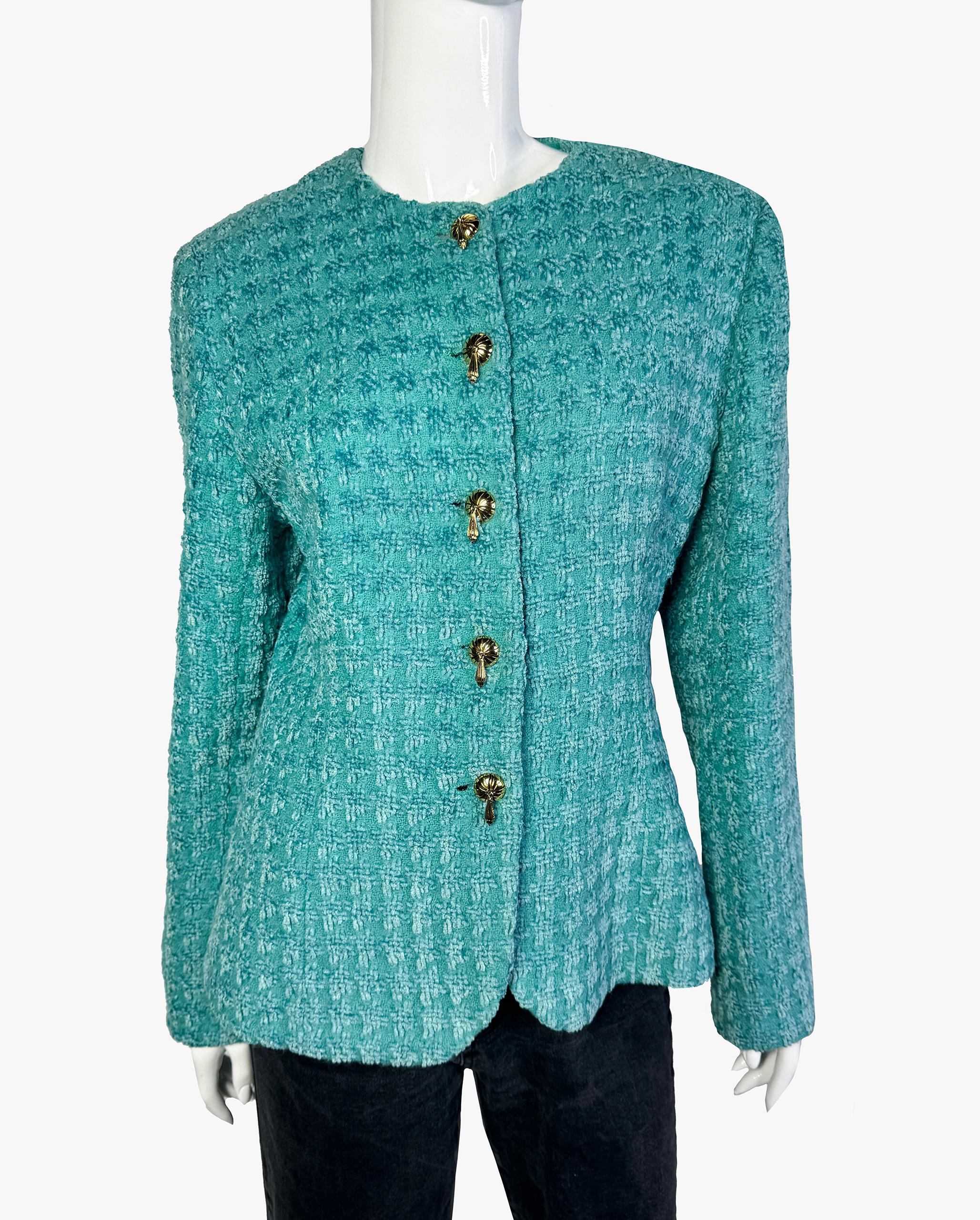 Ungaro Paris vintage turquoise jacket with metal gold-tone buttons

Size – 44/10, please refer to measurements

Length – 62 cm

Sleeve – 61 cm

Shoulders – 45 cm

From armpit to armpit – 47 cm

Waist – 82 cm

Fabric: 70% Viscose, 30% Wool; Lining