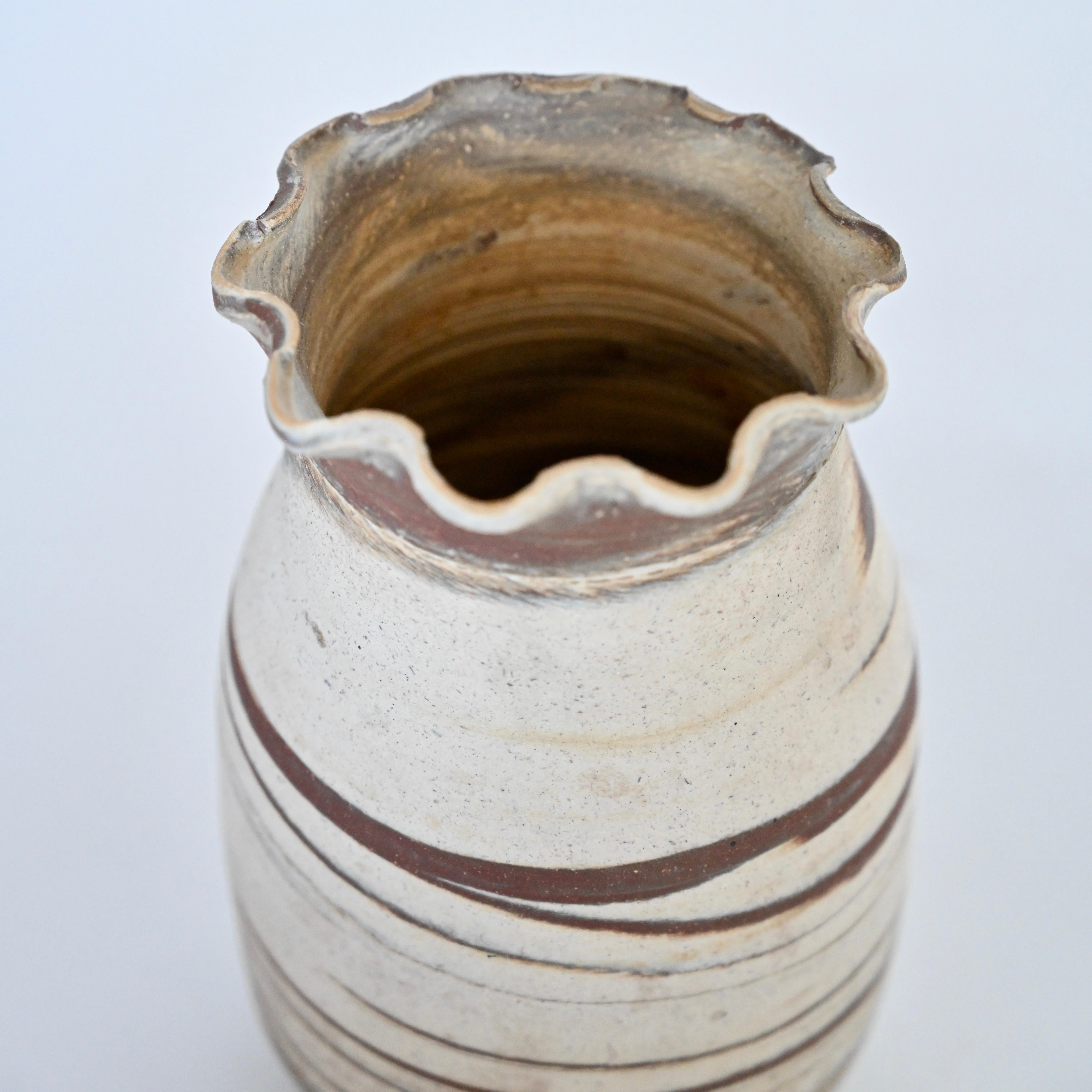 Vaso non smaltato con bordo decorativo e base marcata. Anno e designer sconosciuti. 