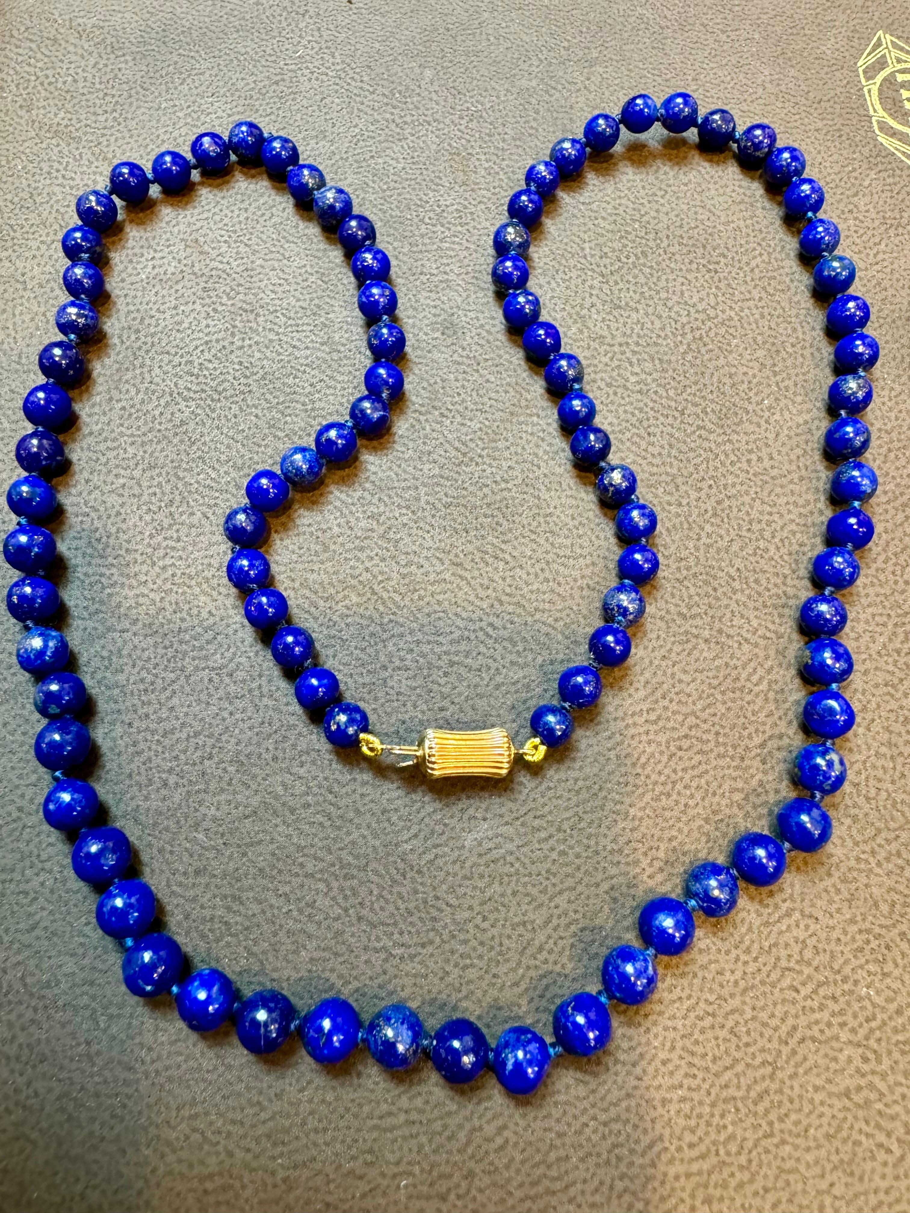 Vintage Uniform Lapis Lazuli Single Strand Necklace 14 Kt Yellow Gold Clasp
 or jaune lourd  fermoir
Ce merveilleux Lapis Lazuli millésimé  Le collier est composé d'une rangée de  Perles d'uniforme
(mesurant environ 5 mm en moyenne)  
Le brin est