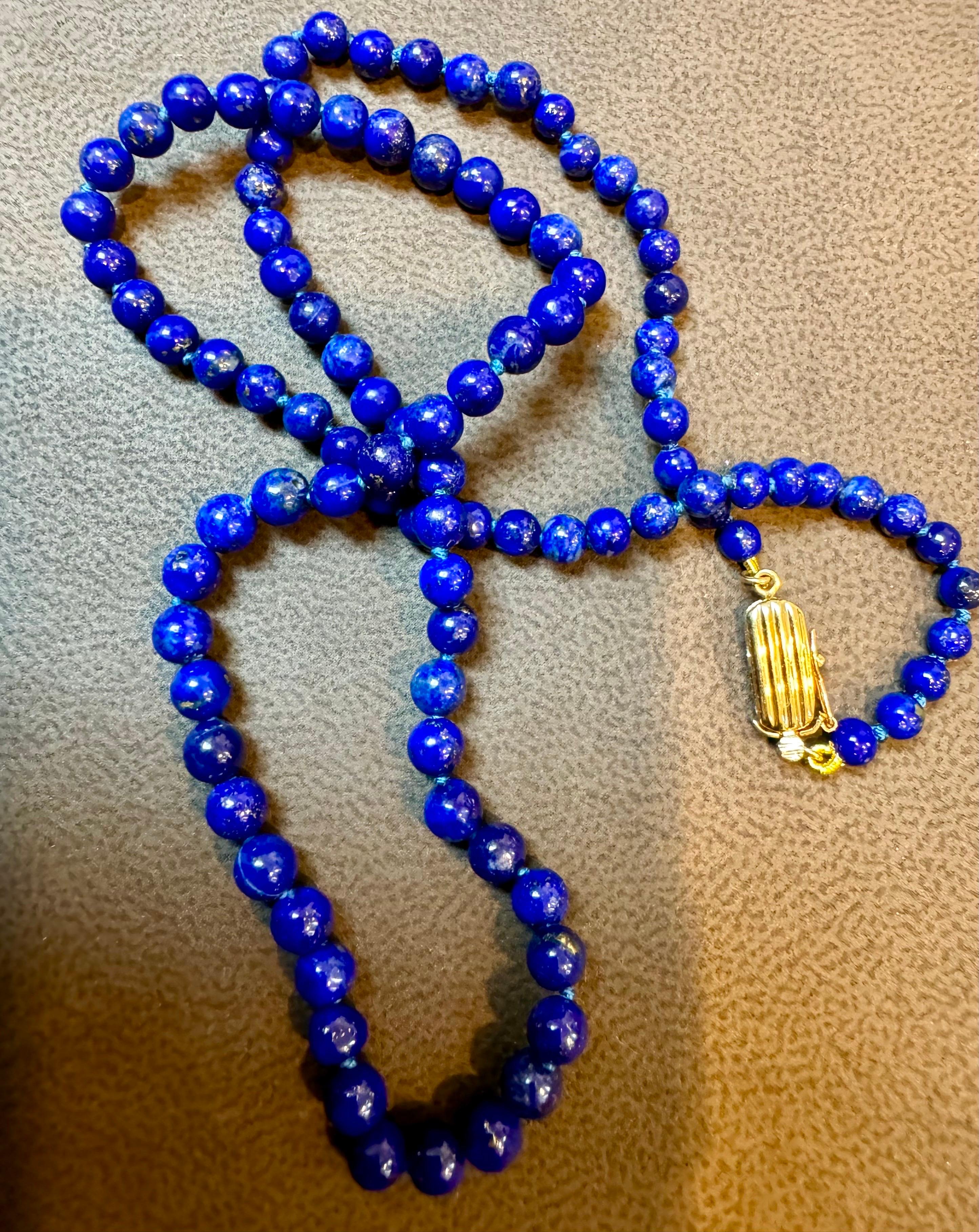 Vintage Uniform Lapis Lazuli Single Strand Necklace Chiusura in oro giallo 14 Kt
 oro giallo pesante  chiusura
Questo meraviglioso Lapislazzuli d'epoca  La collana è caratterizzata da una fila di splendidi  perline uniformi
(misura media di circa 4