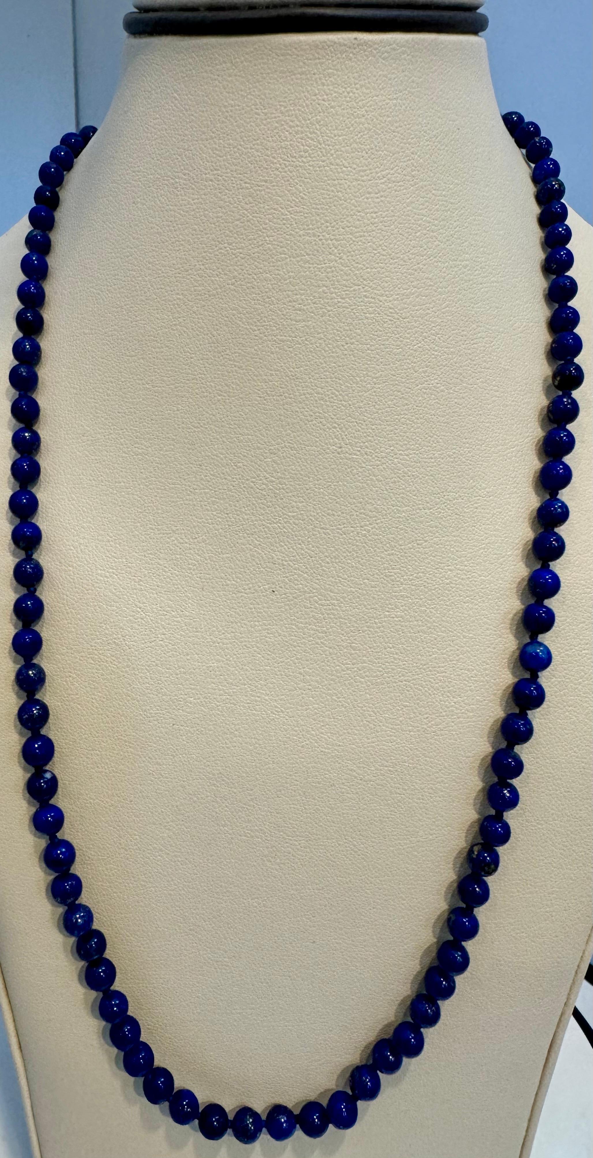 Taille ronde Collier vintage à un seul brin en lapis-lazuli avec fermoir en or jaune 14 carats en vente