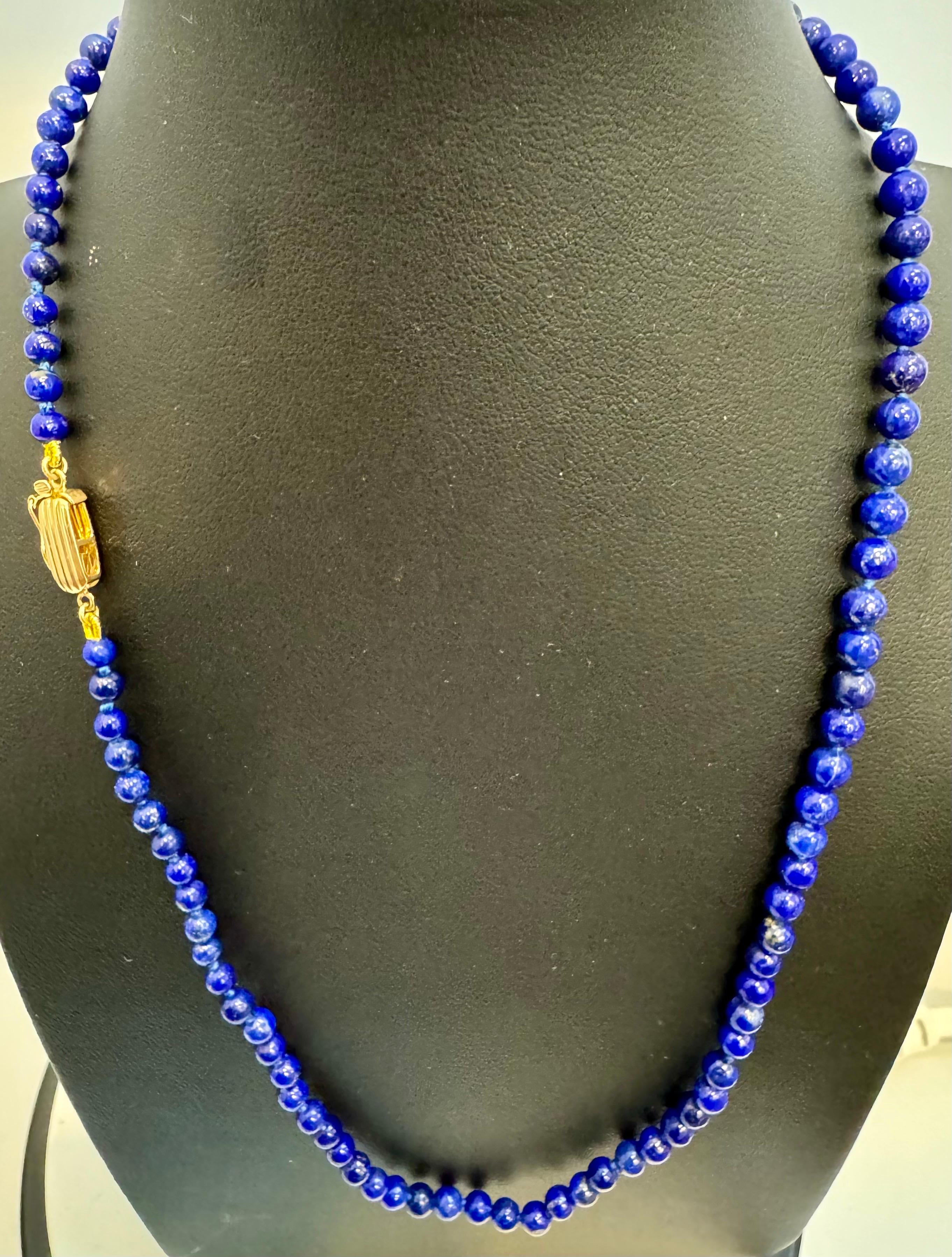 Taglio rotondo Collana uniforme d'epoca in Lapislazzuli a filo singolo con chiusura in oro giallo 14 kt in vendita