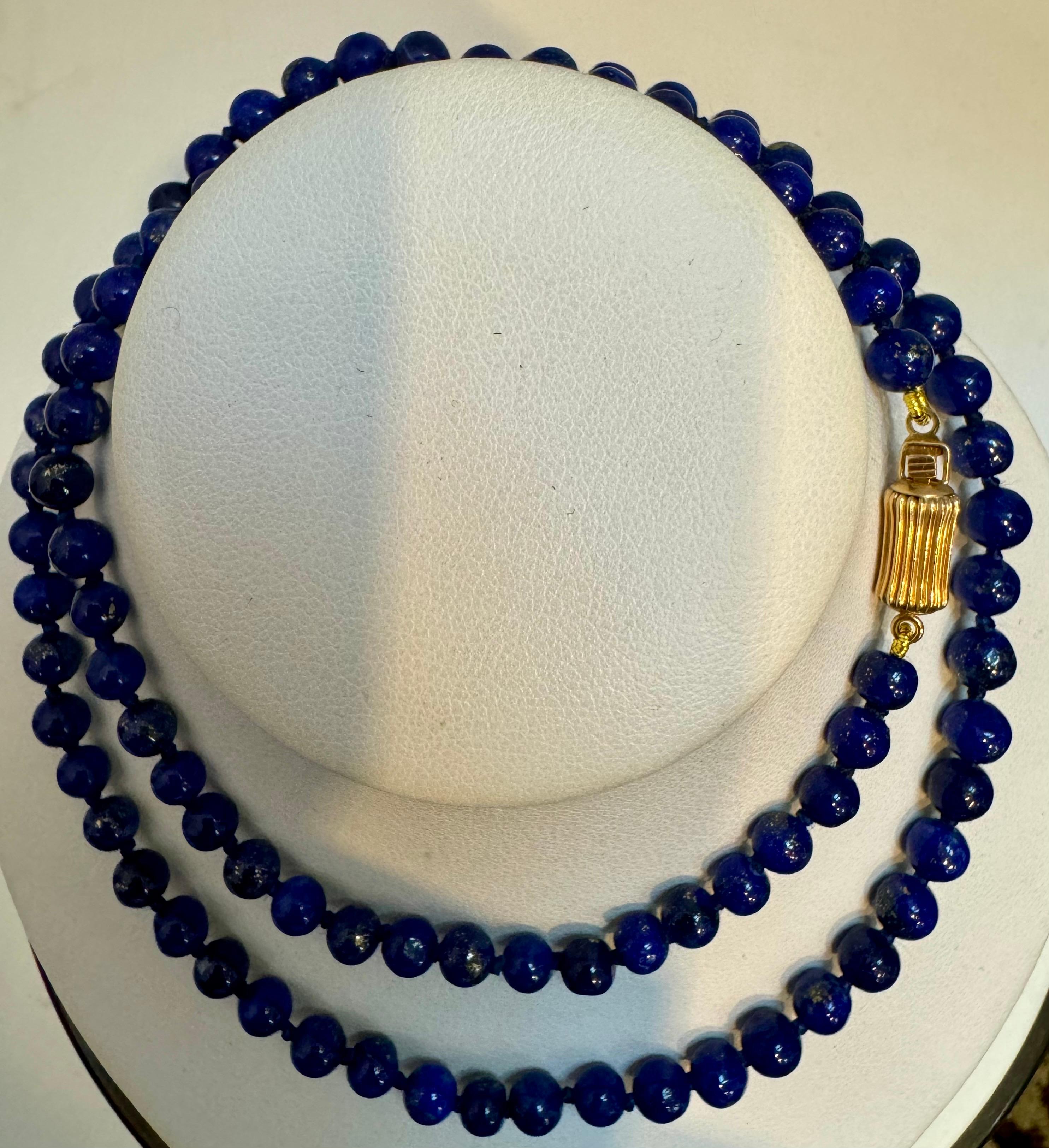 Collier vintage à un seul brin en lapis-lazuli avec fermoir en or jaune 14 carats Excellent état - En vente à New York, NY