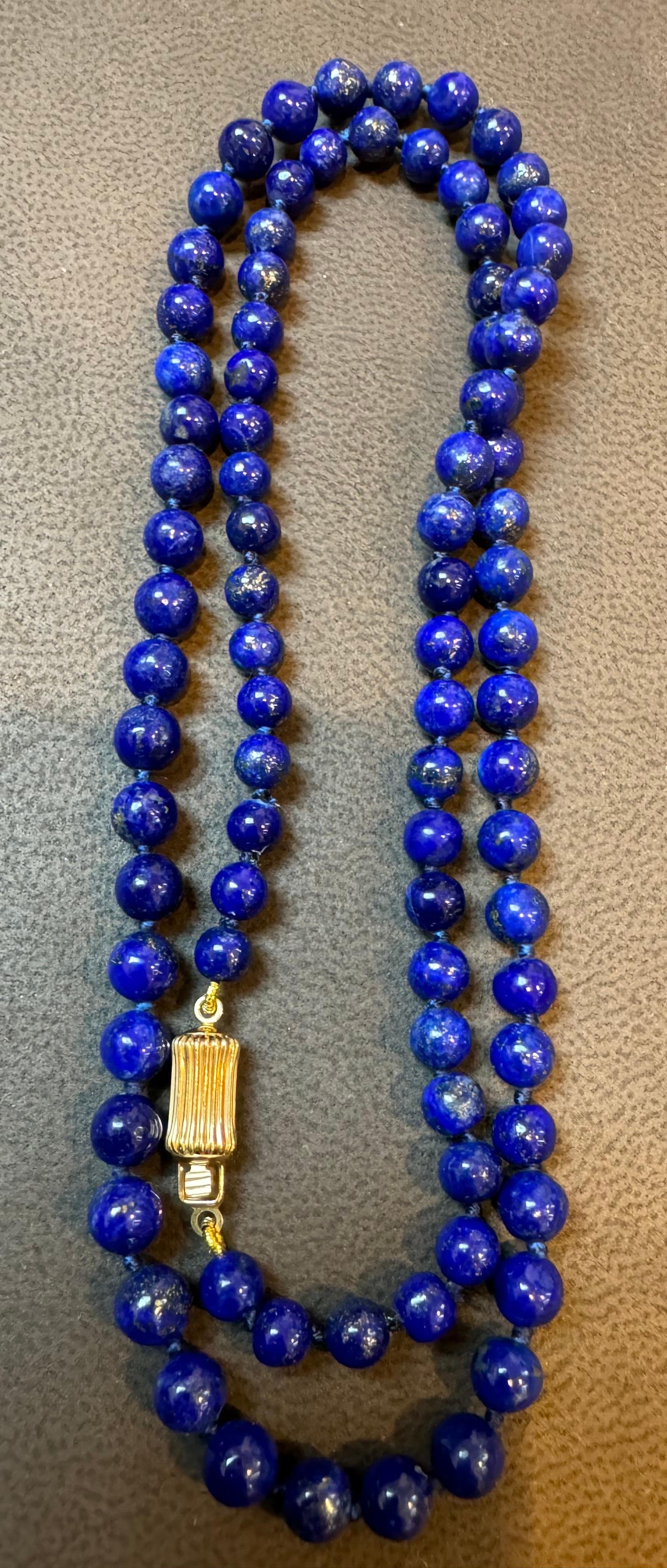 Collier vintage à un seul brin en lapis-lazuli avec fermoir en or jaune 14 carats Pour femmes en vente