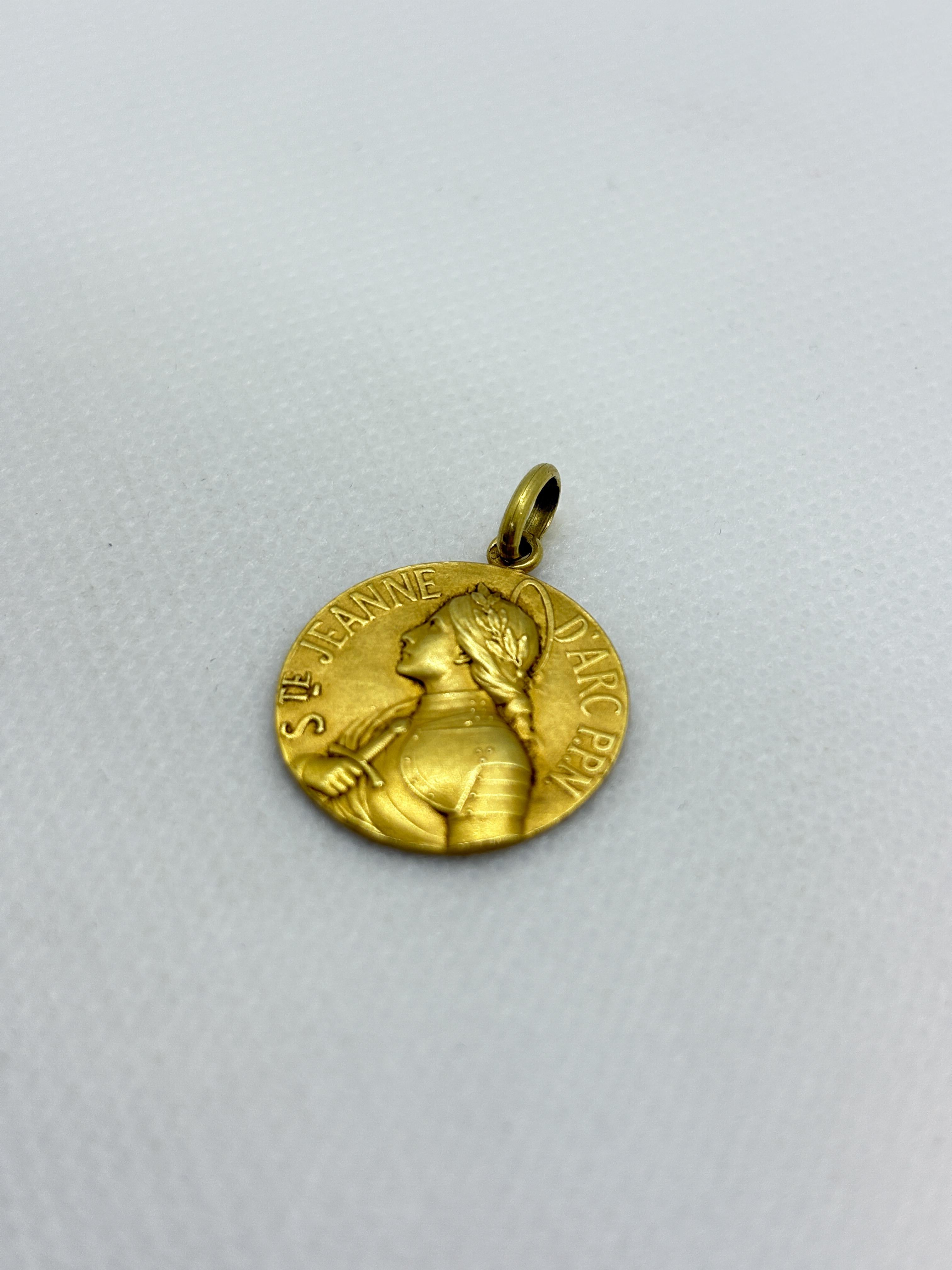 Belle Époque Medaglia d'epoca e unica in oro 18k Jeanne d'Arc - Ciondolo religioso francese, 4,12 g in vendita