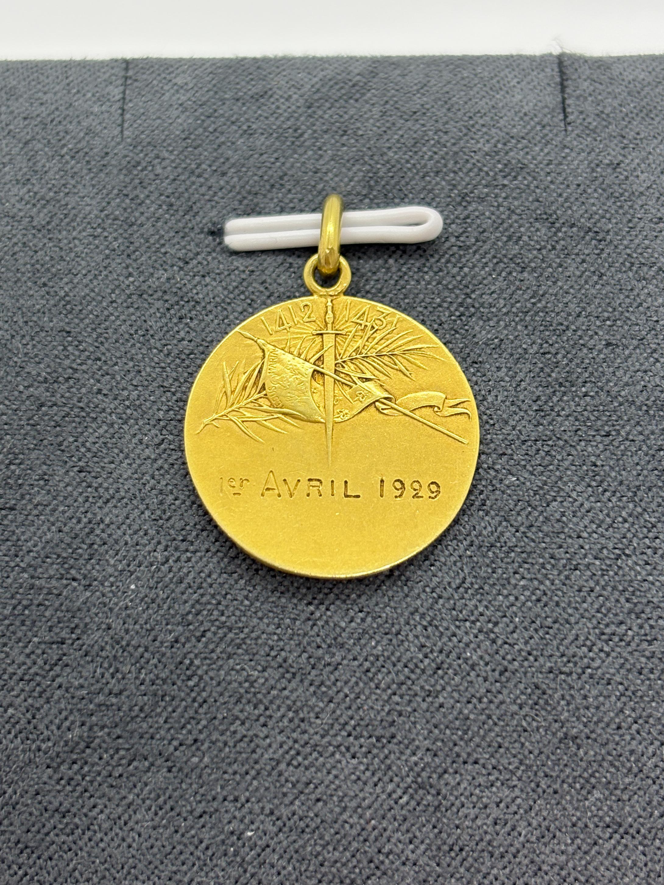 Medaglia d'epoca e unica in oro 18k Jeanne d'Arc - Ciondolo religioso francese, 4,12 g in vendita 2