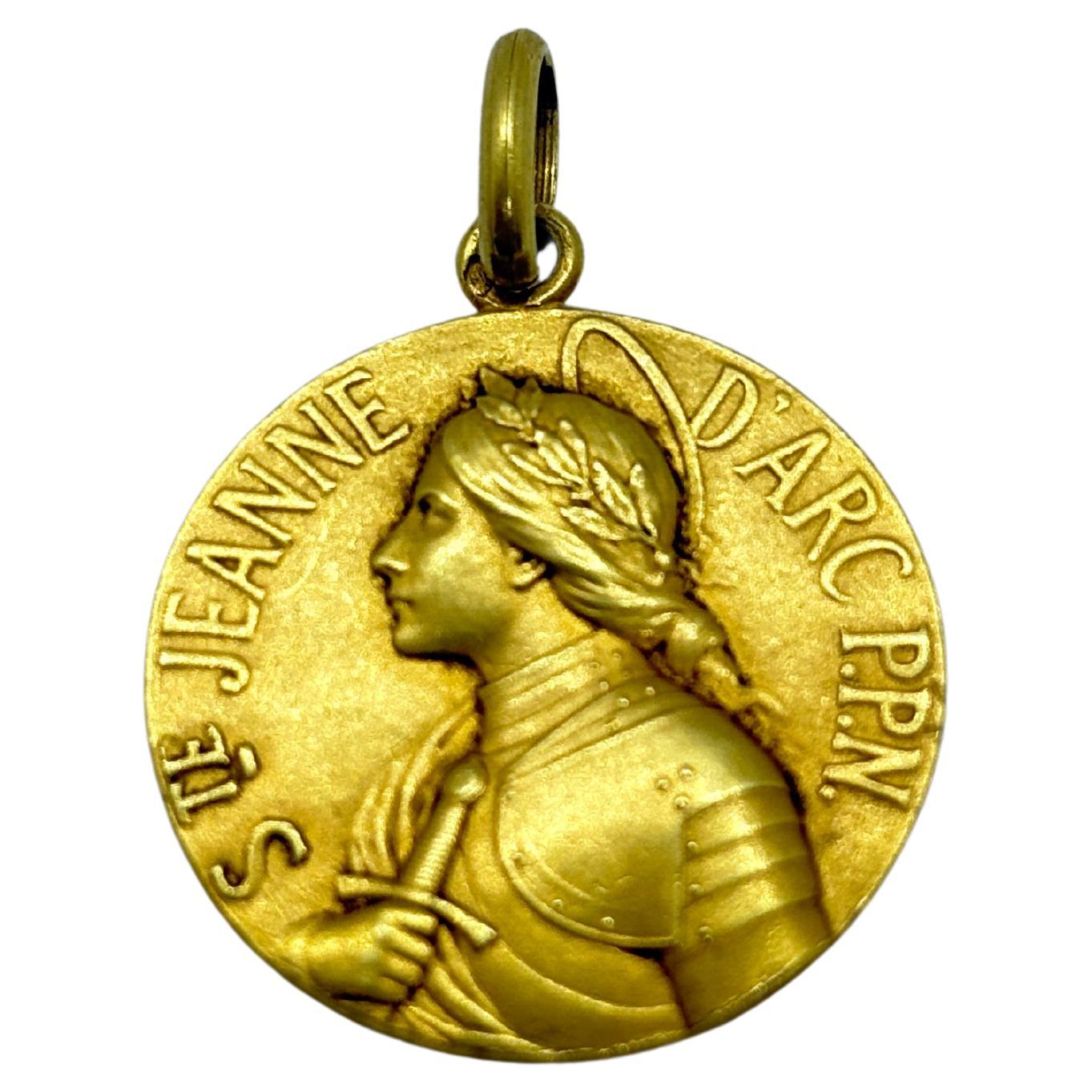 Medaglia d
epoca e unica in oro 18k Jeanne d
Arc - Ciondolo religioso francese, 4,12 g in vendita